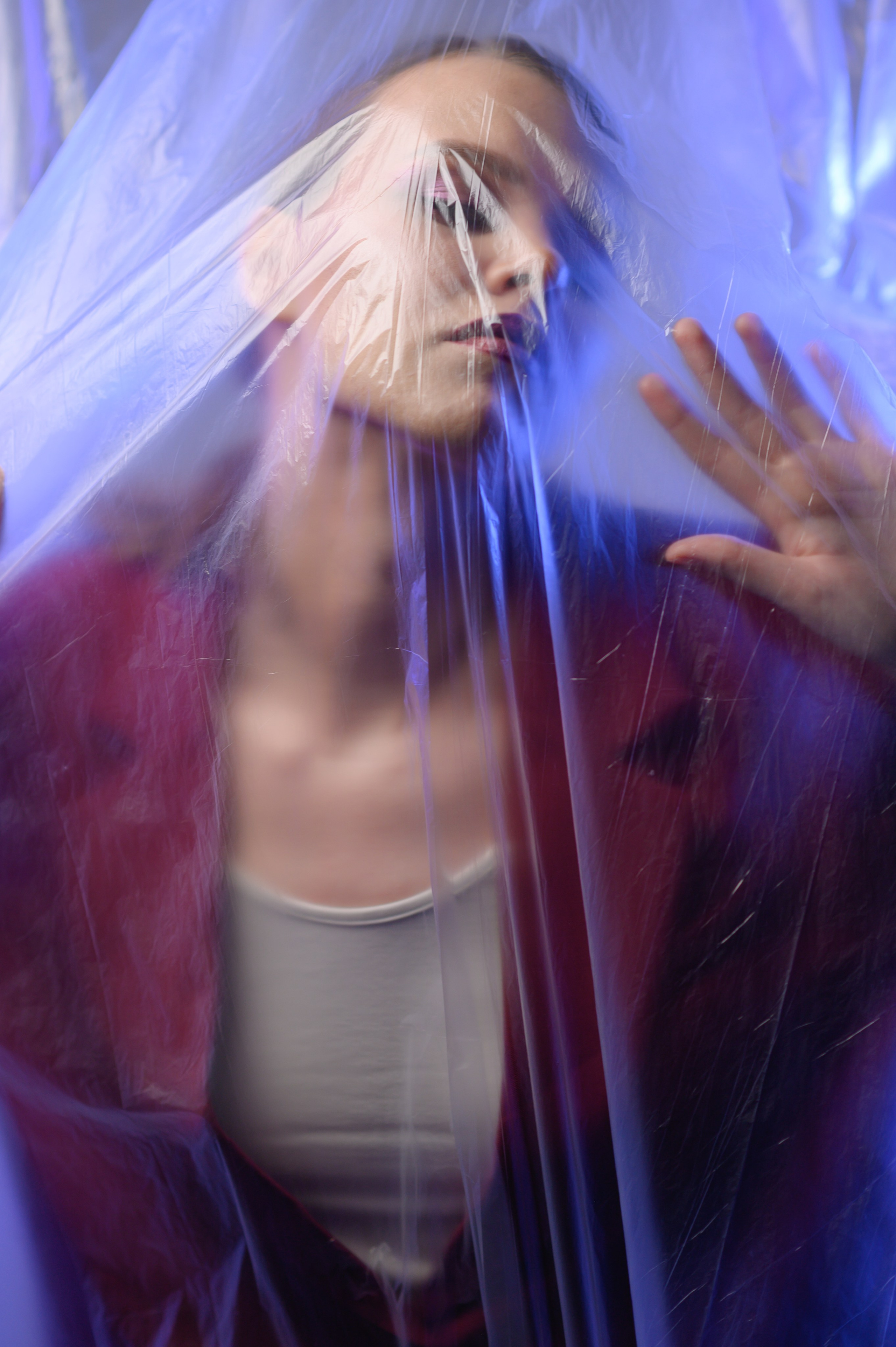 Фотосессия с полиэтиленовой плёнкой в студии