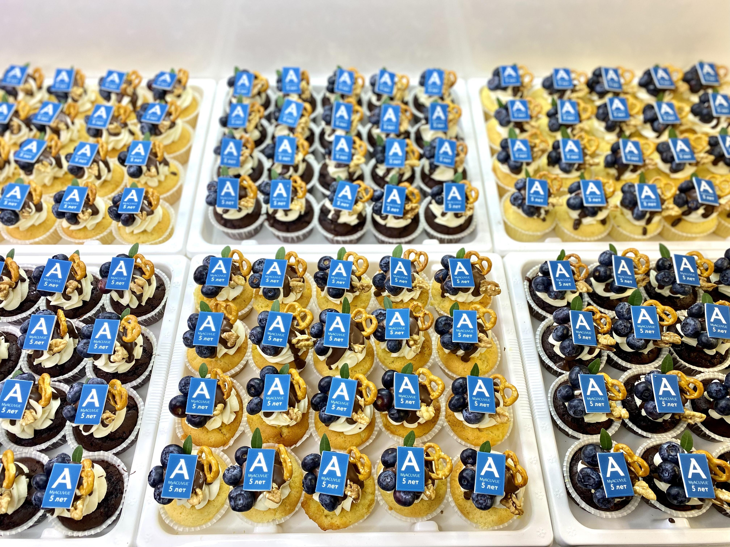 Капкейки фуршетные с логотипом. Katyasugarsugar капкейки, зефир, торты Москва