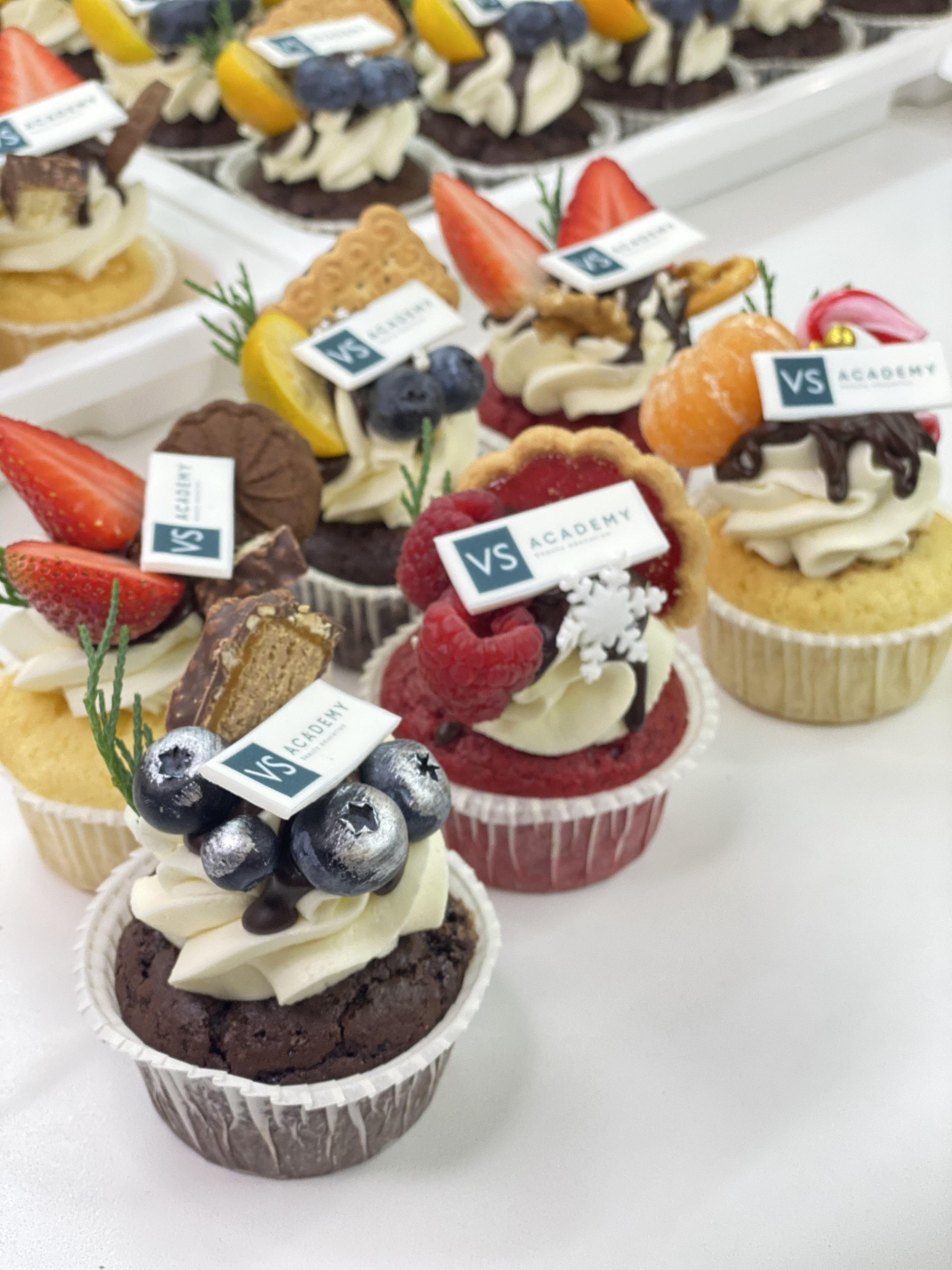 Капкейки фуршетные с логотипом. Katyasugarsugar капкейки, зефир, торты Москва