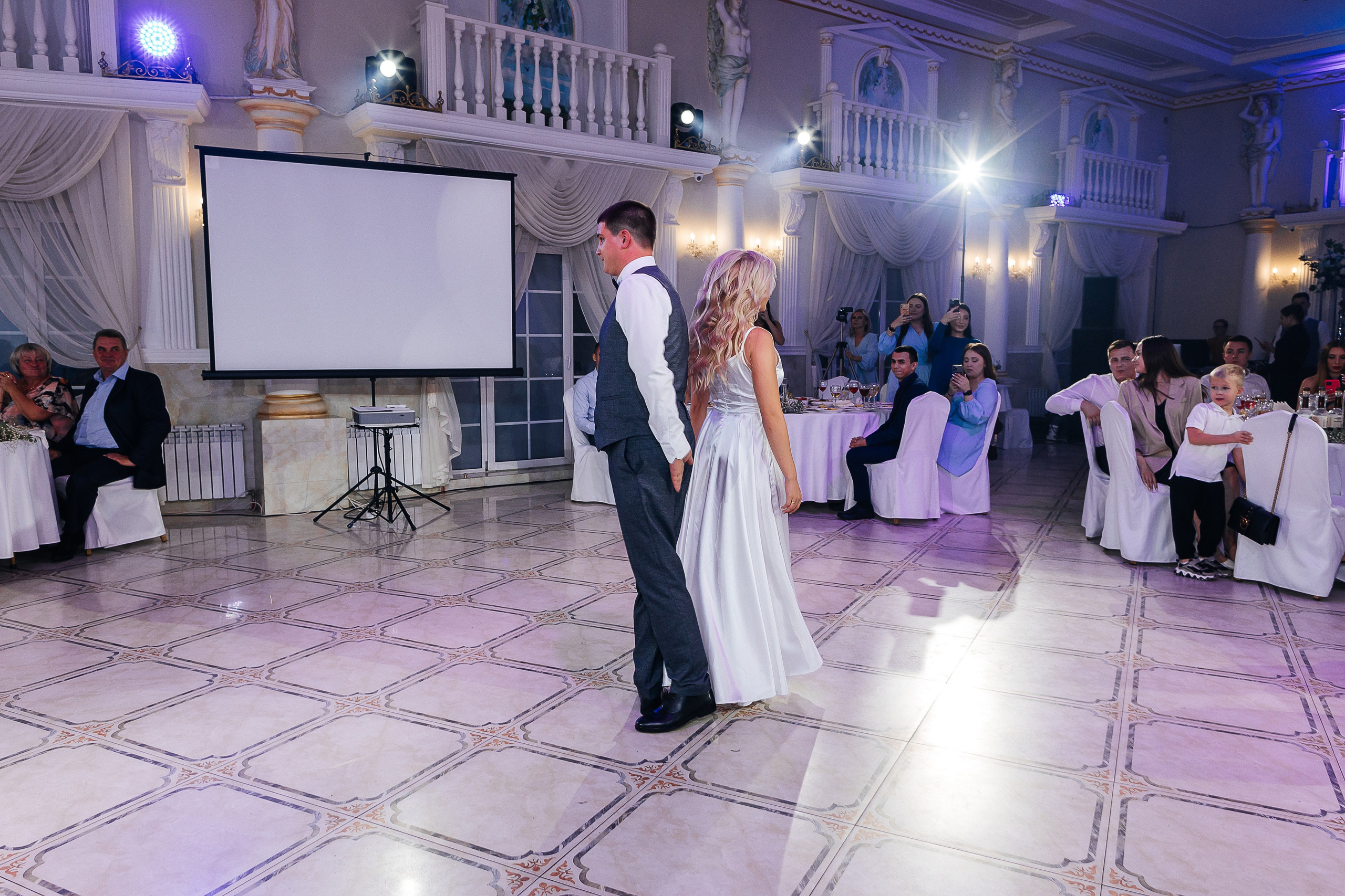 Стильная фотосессия пары в интерьерах ресторана. Олег Сверчков | Свадебный фотограф Вологда