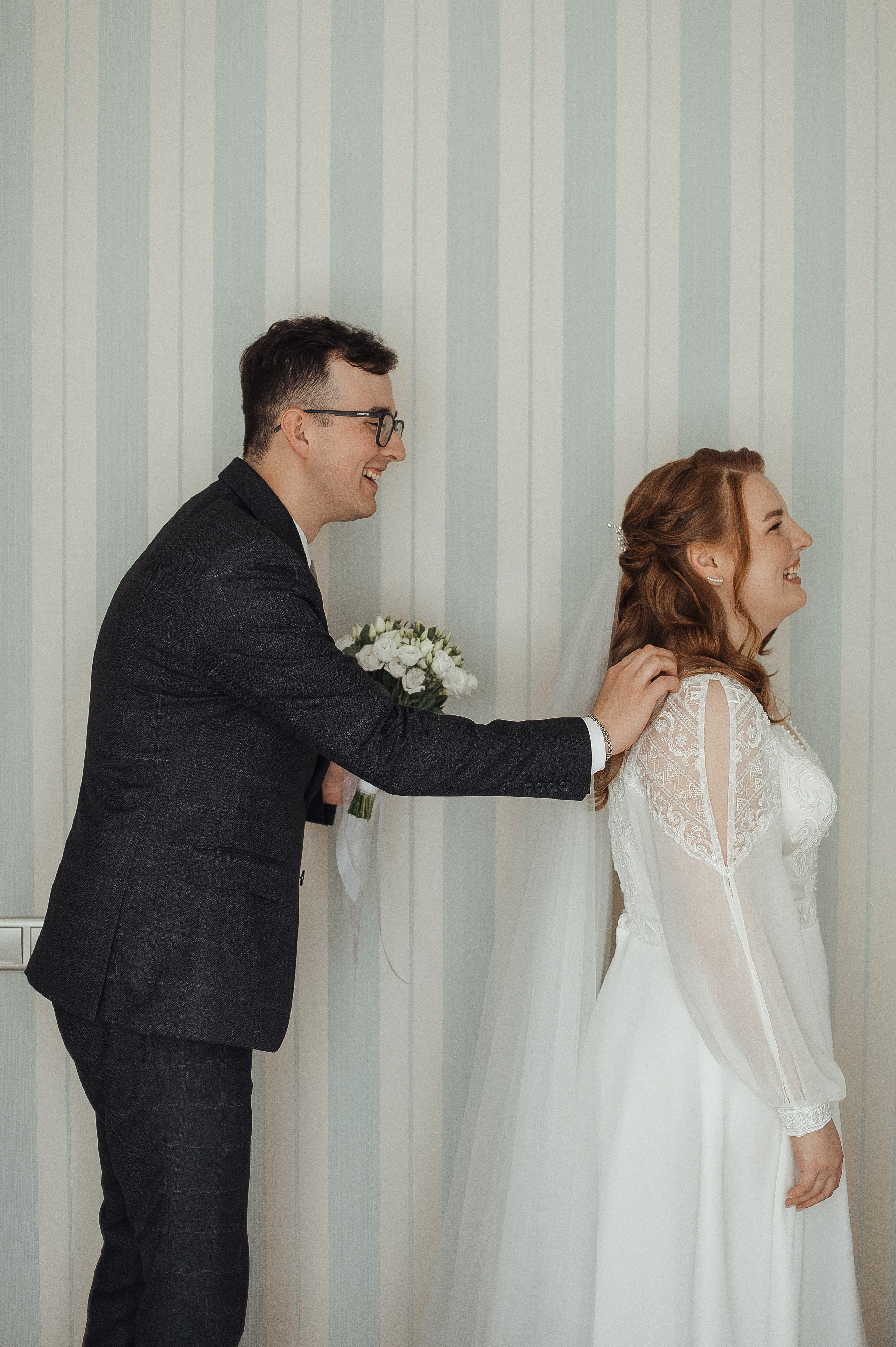 Первая встреча жениха и невесты,счастье и улыбки на лицах