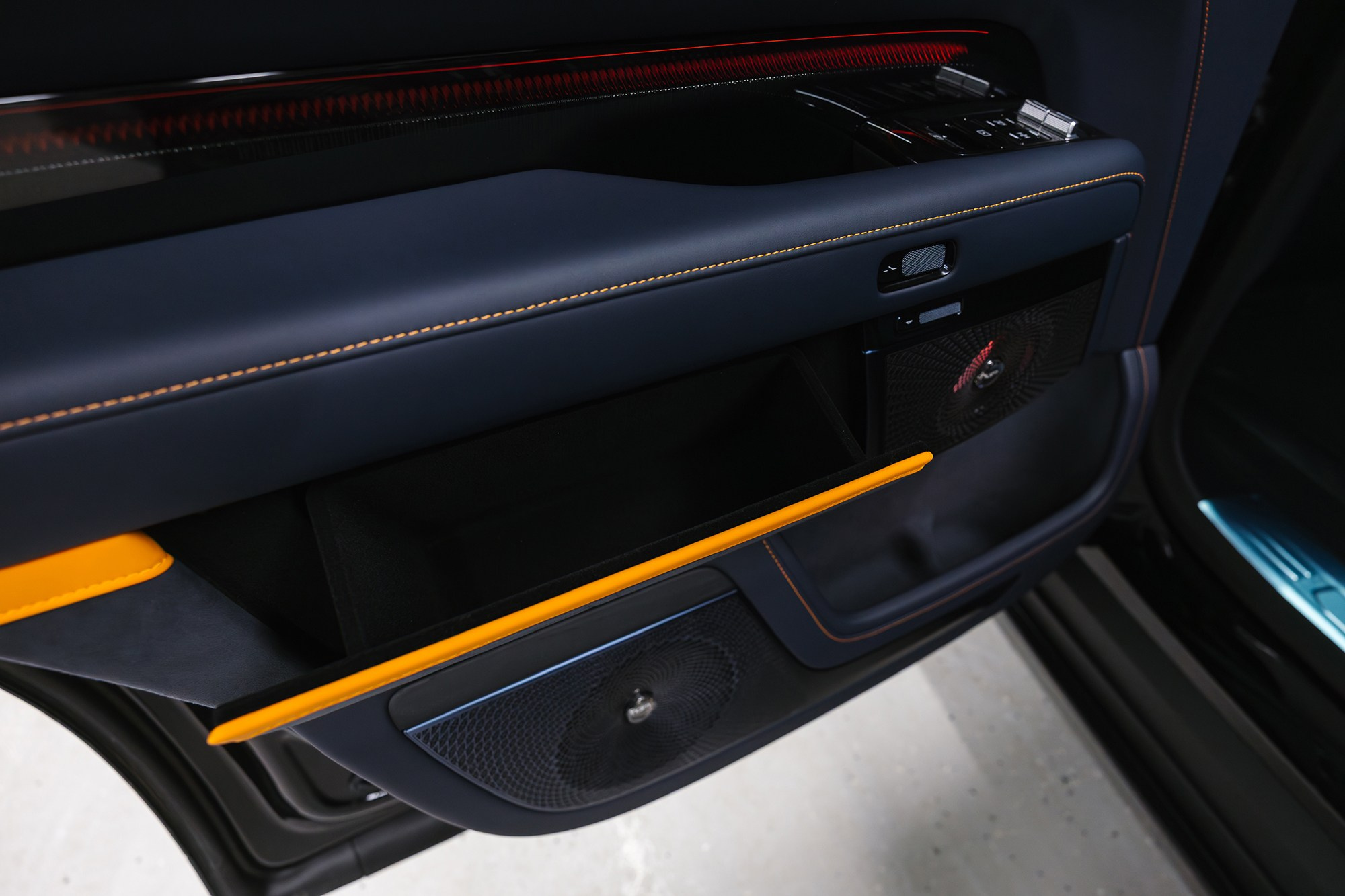 Zeekr 9X 2.0hyb 4WD AT (1401 л. с.) 2025. Автосалон «Х-Авто»