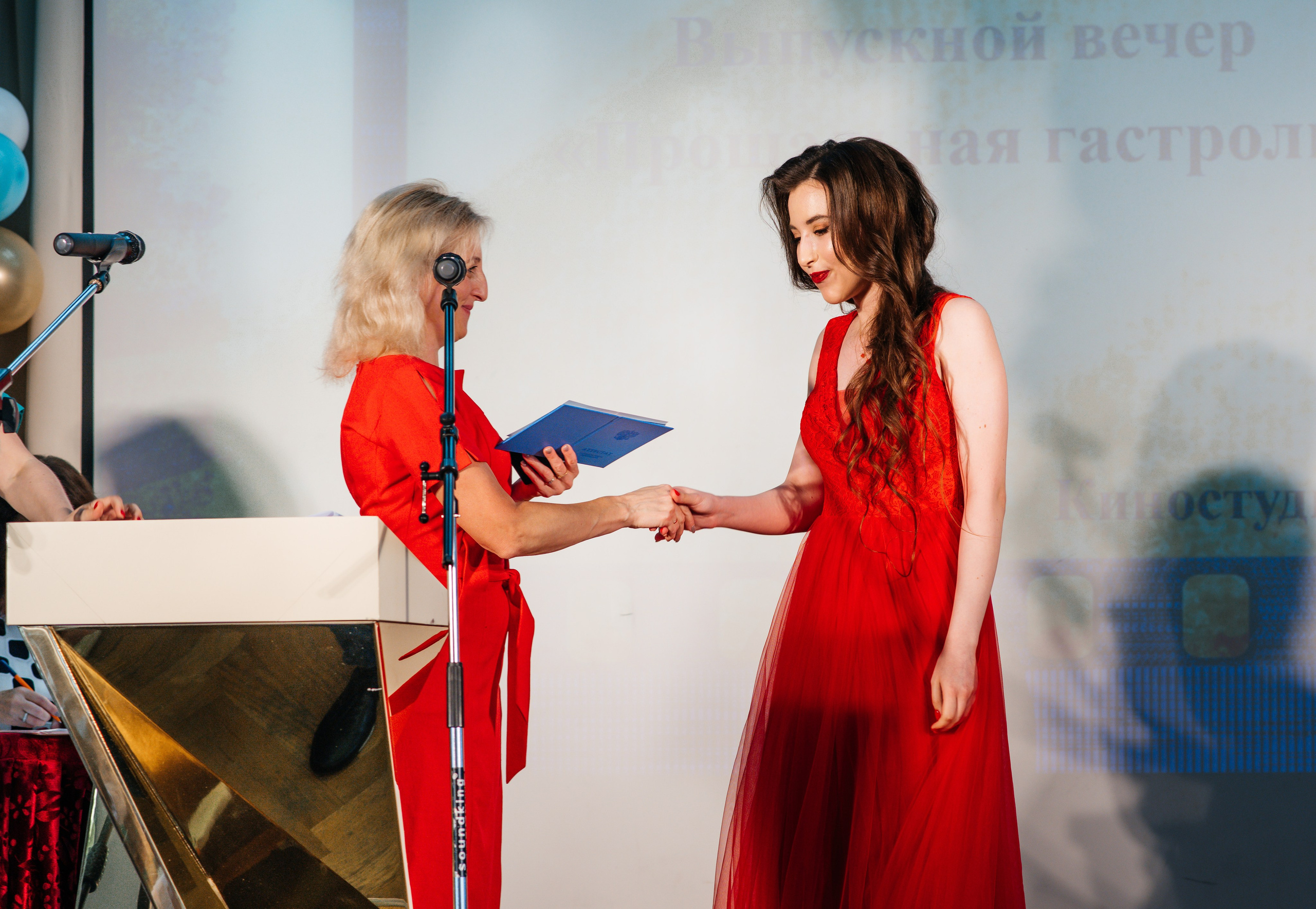 Вручение аттестатов. Выпускные альбомы в Подольске Москве и МО