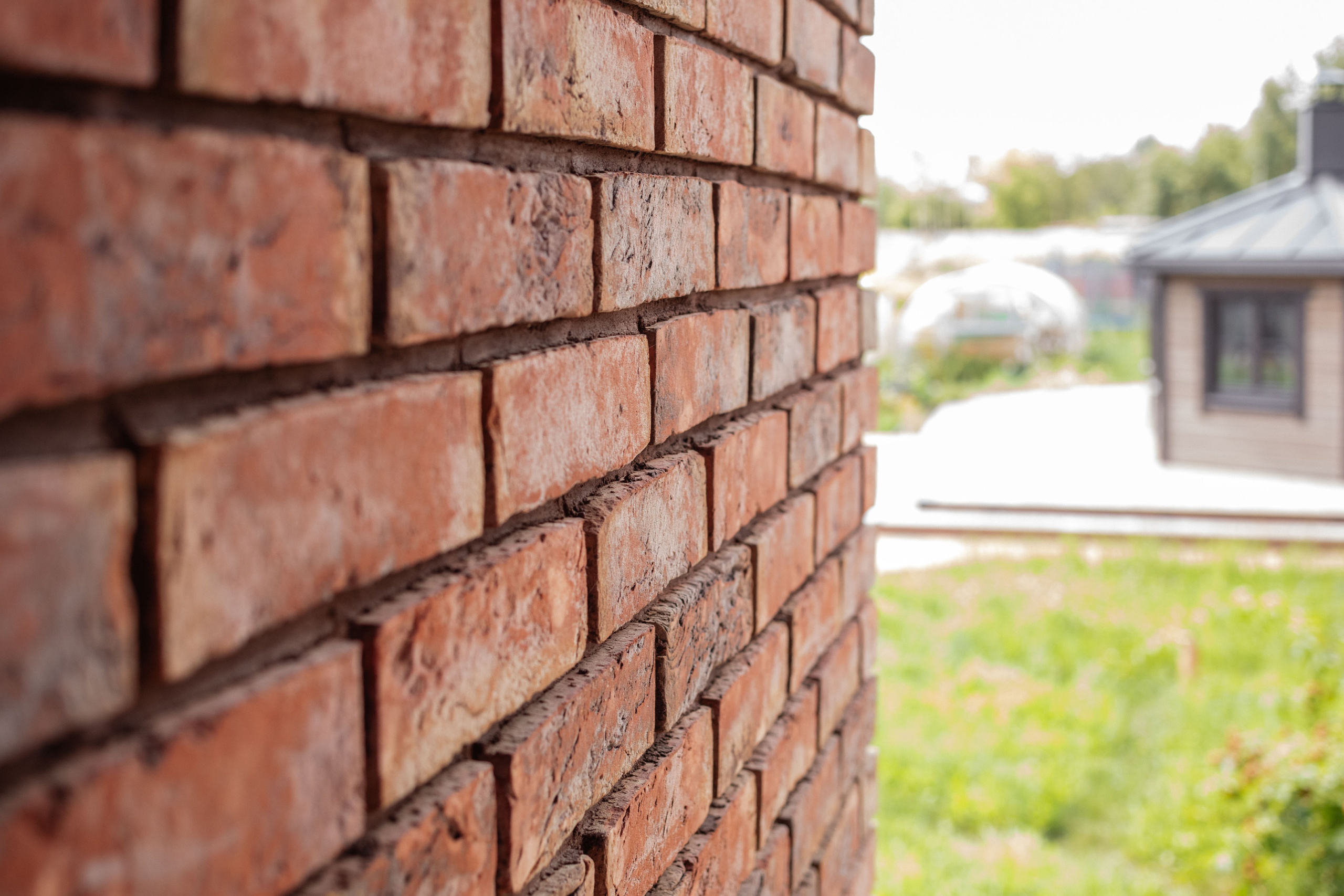 Готовый двухэтажный гараж в стиле Лофт — сочетание кирпича, дерева и металла. Современный дизайн, функциональность и эстетика во всём. Строительная компания «Милый дом» МД. Москва и Московская область