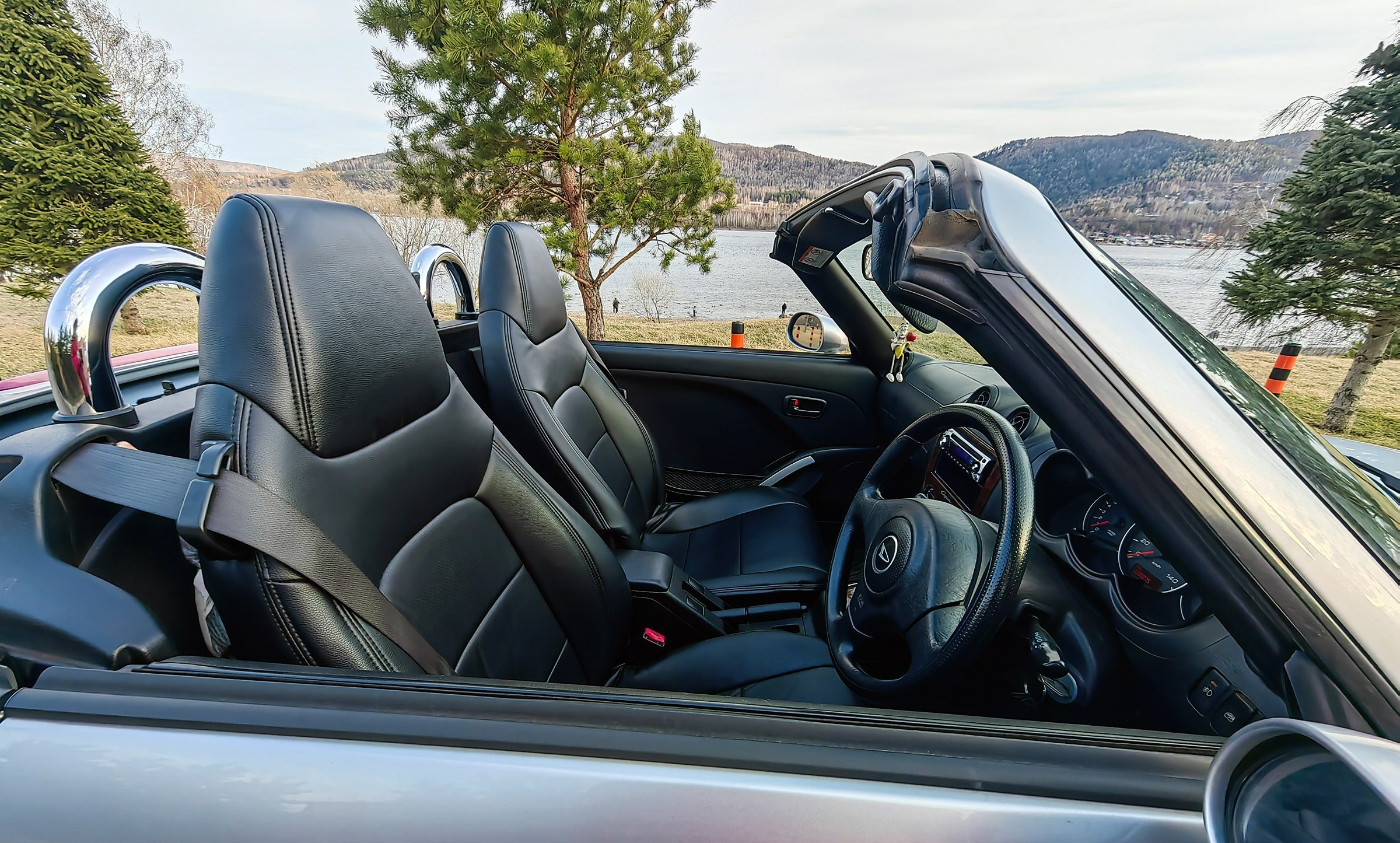 кабриолет с металлической крышей продам Daihatsu Copen в Красноярске имиджевый автомобиль для мужчины для девушки классический родстер спортивный характер купить в Сибири за складывается надёжная тойота купить автомобиль фотосессия фотограф в Красноярске покататься аренда прокат
