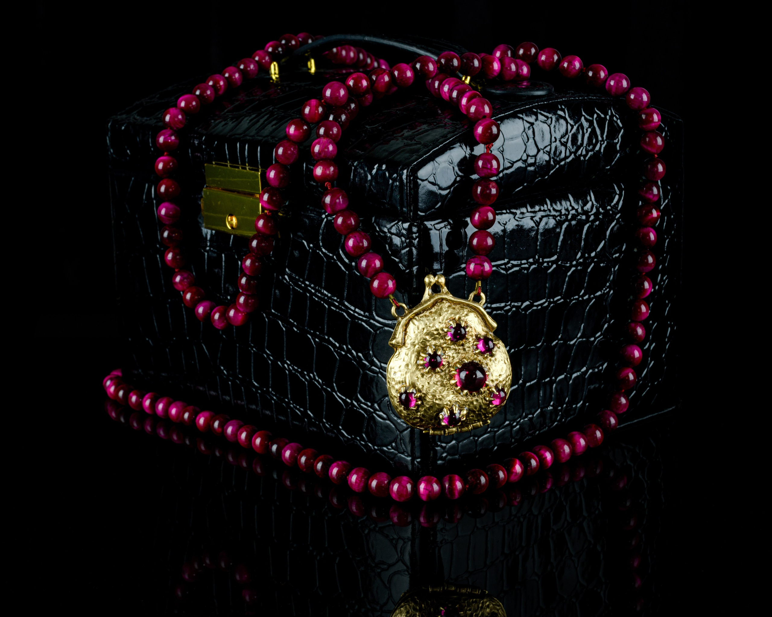 Чёрный фон. Предметный, рекламный, ювелирный фотограф в Москве