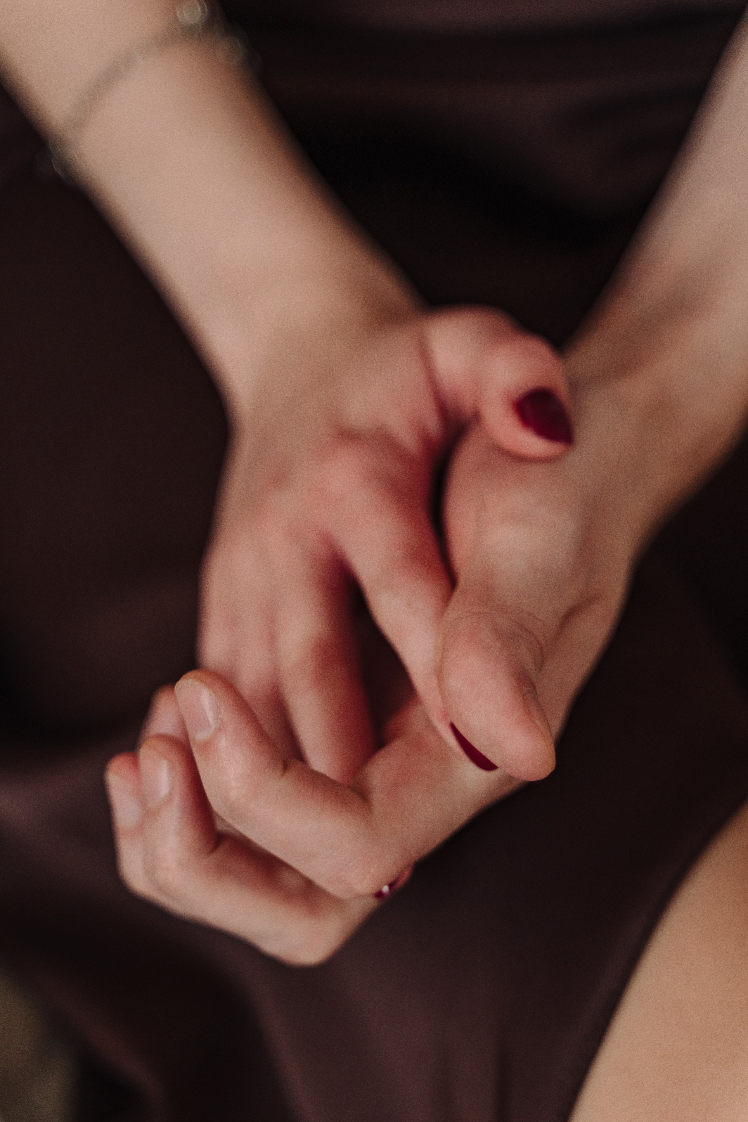 Зимняя фотосессия лавстори с предложением руки и сердца в фотостудии