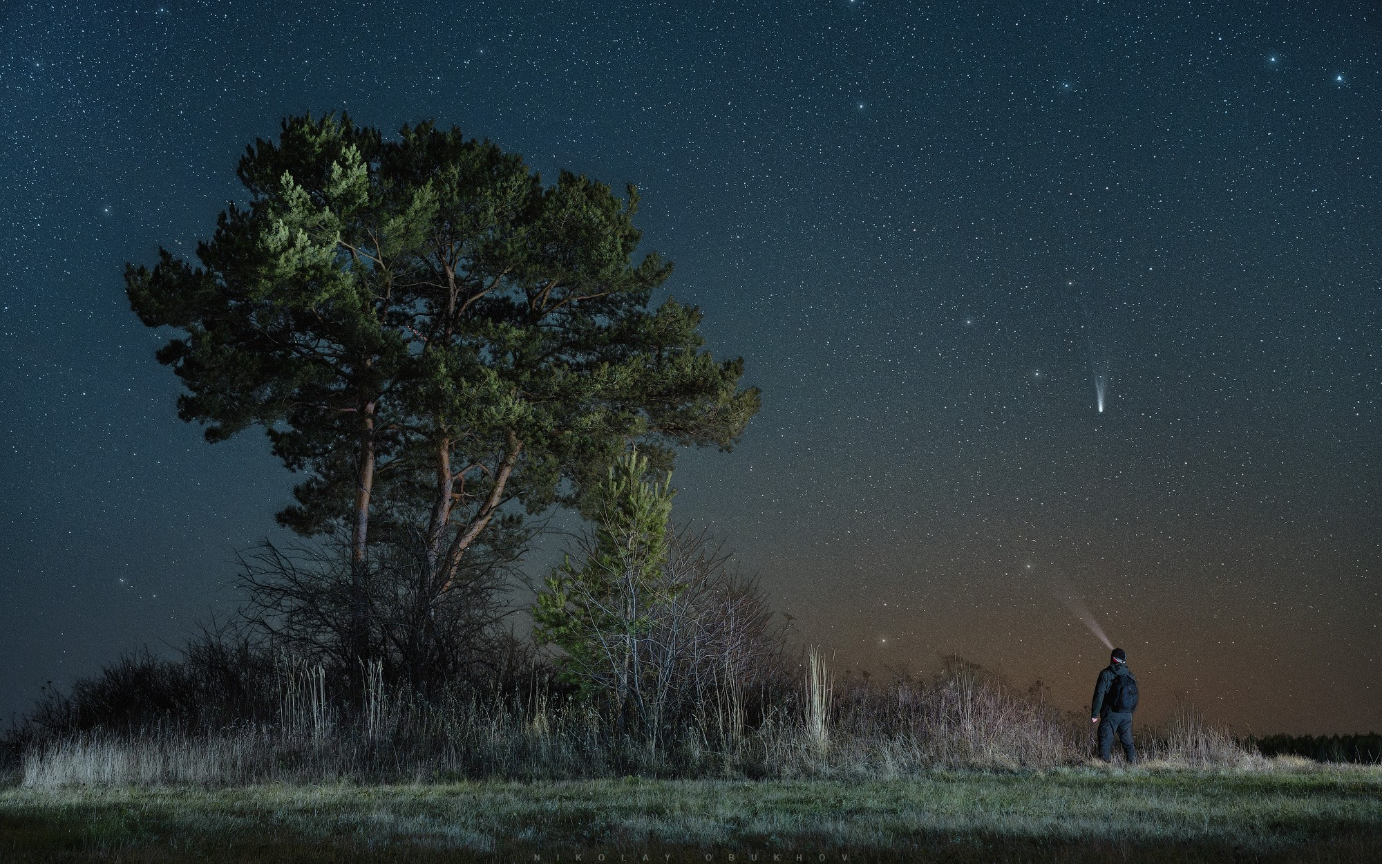 Комета C/2025 A6 (Lemmon) на ясном ночном небе вблизи города Нижний Тагил.