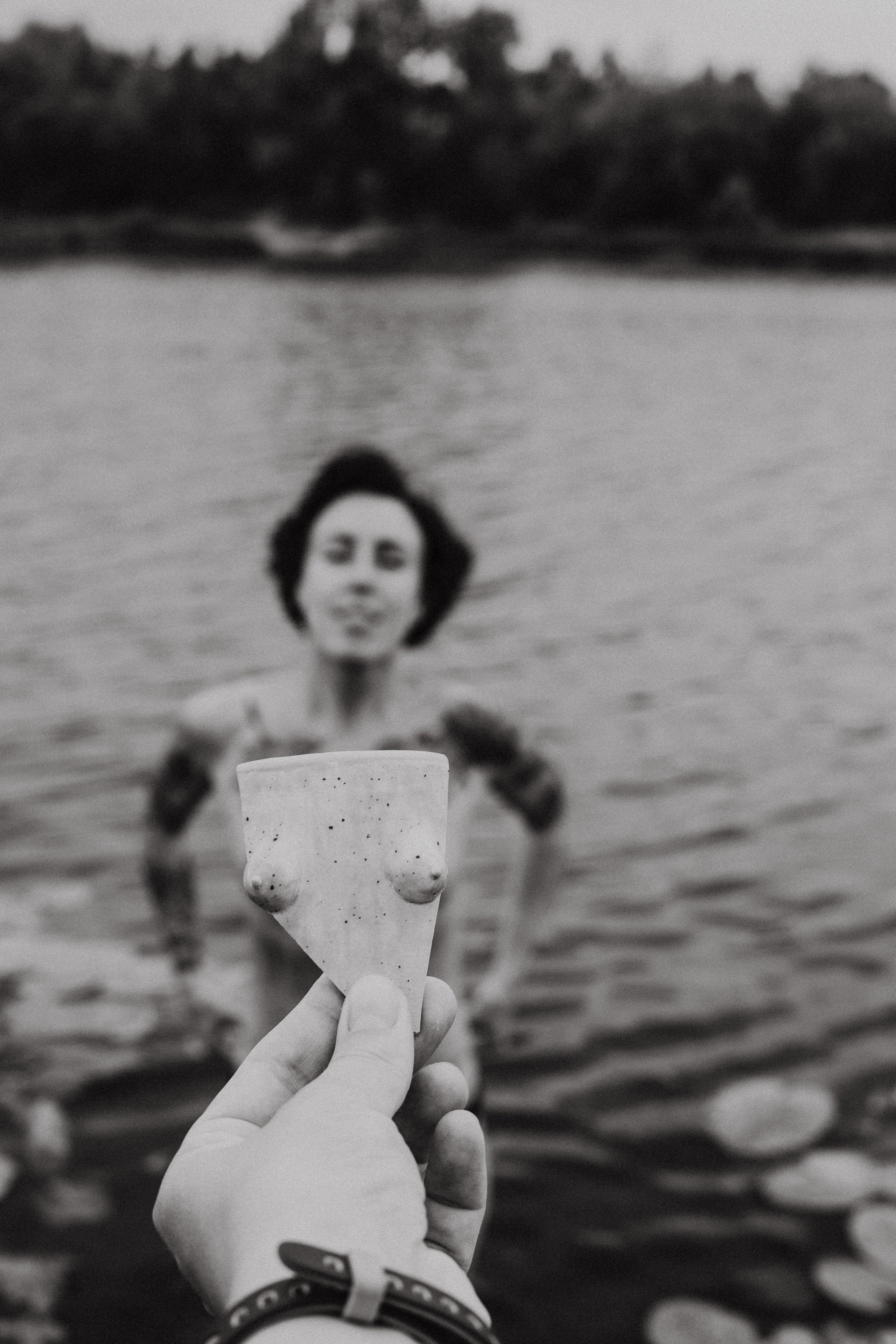 Есенин у реки. Фотограф в Нижнем Новгороде