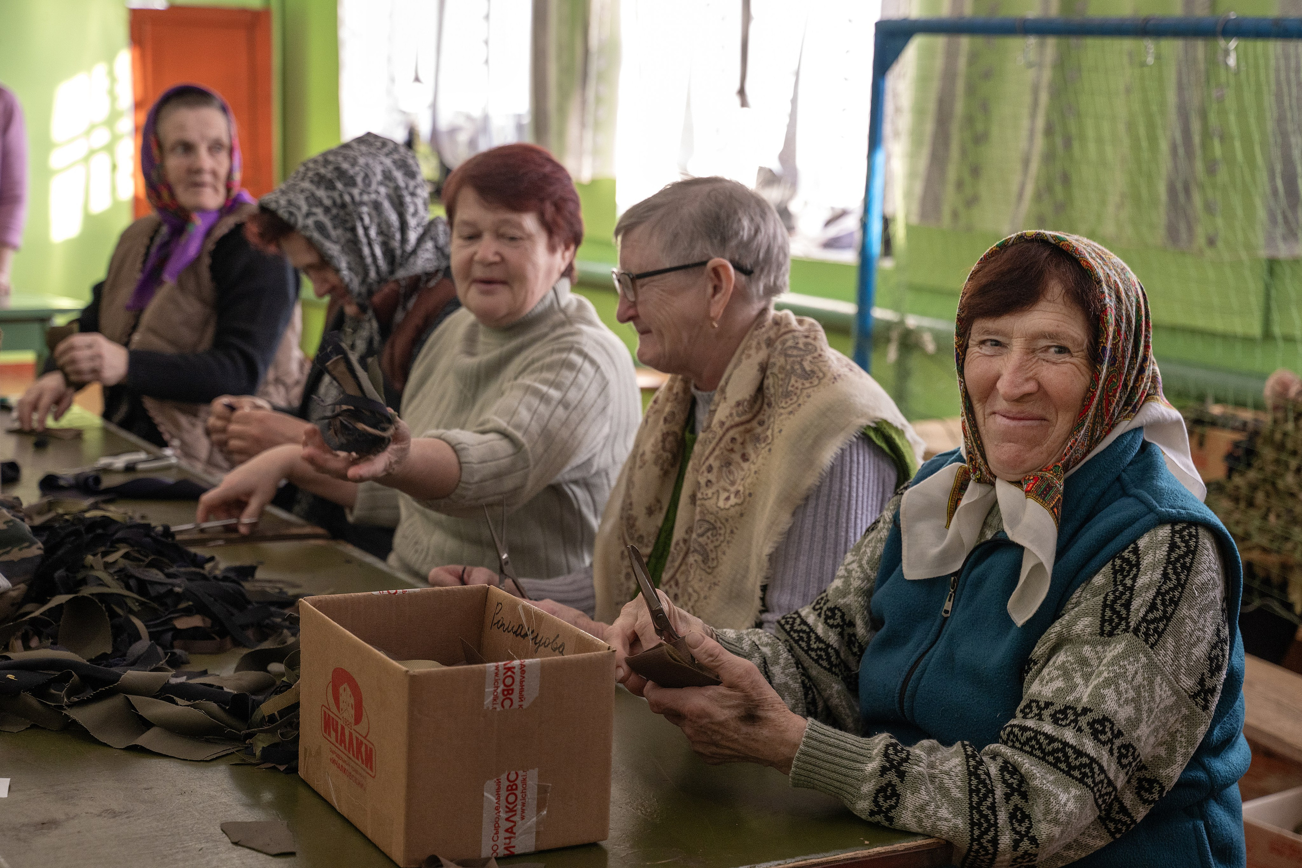 Современные труженницы тыла-женщины в плетут маскировочные сети. Главная