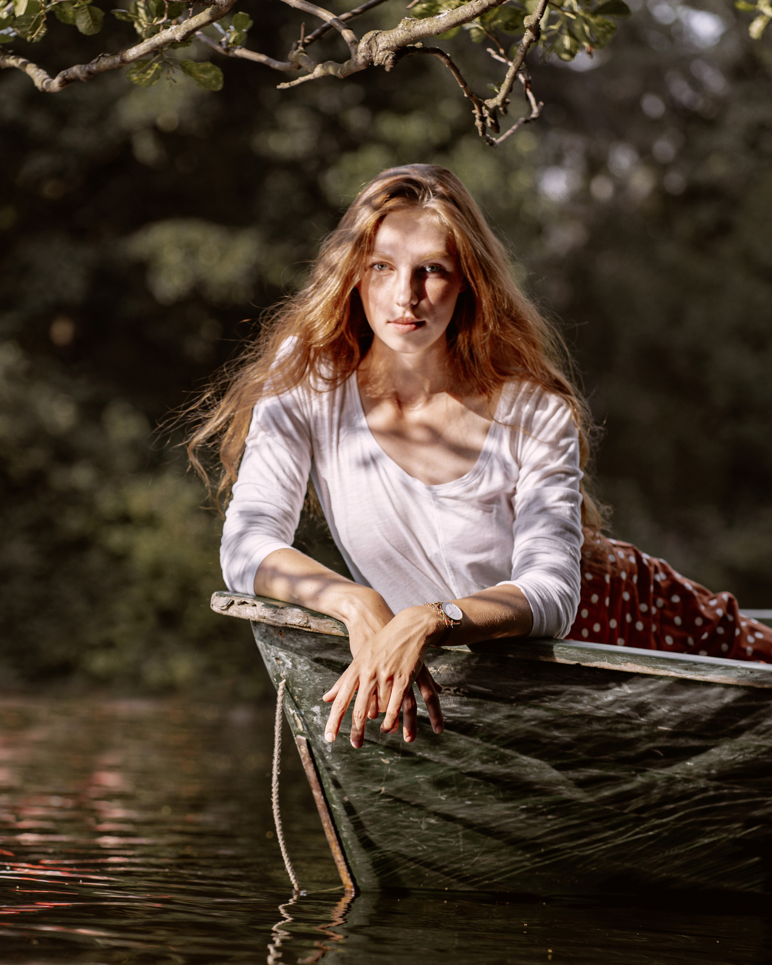 Девушка в лодке на закате