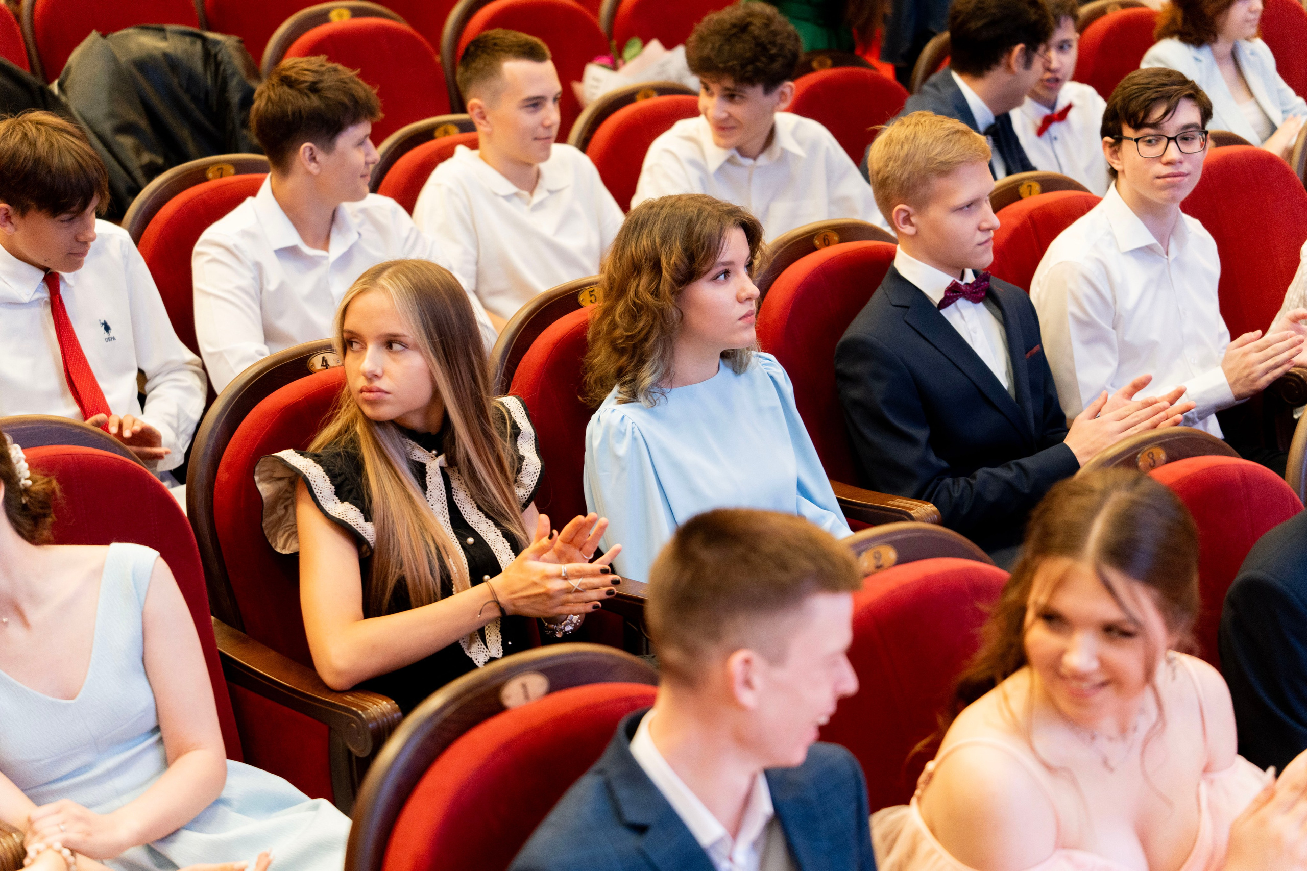 Выдача аттестатов 9 классы. Фотограф Юлия Попова