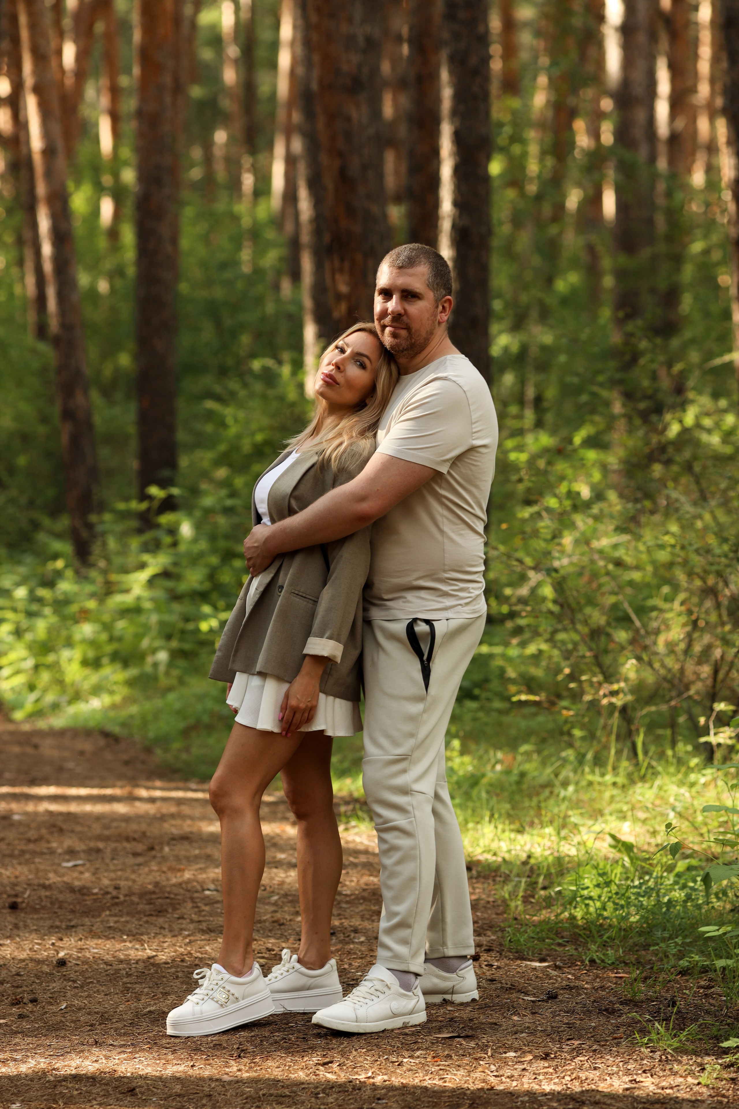 Чудесная семья на прогулке в лесу