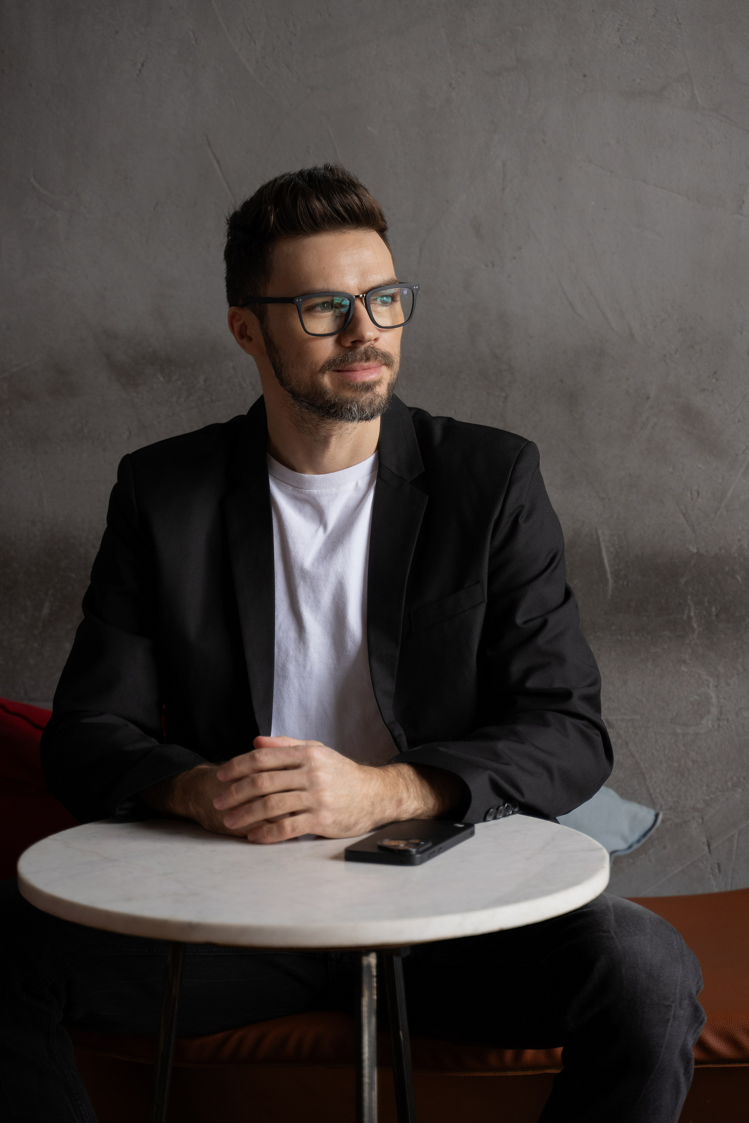 Красавчик в кафе. Главная