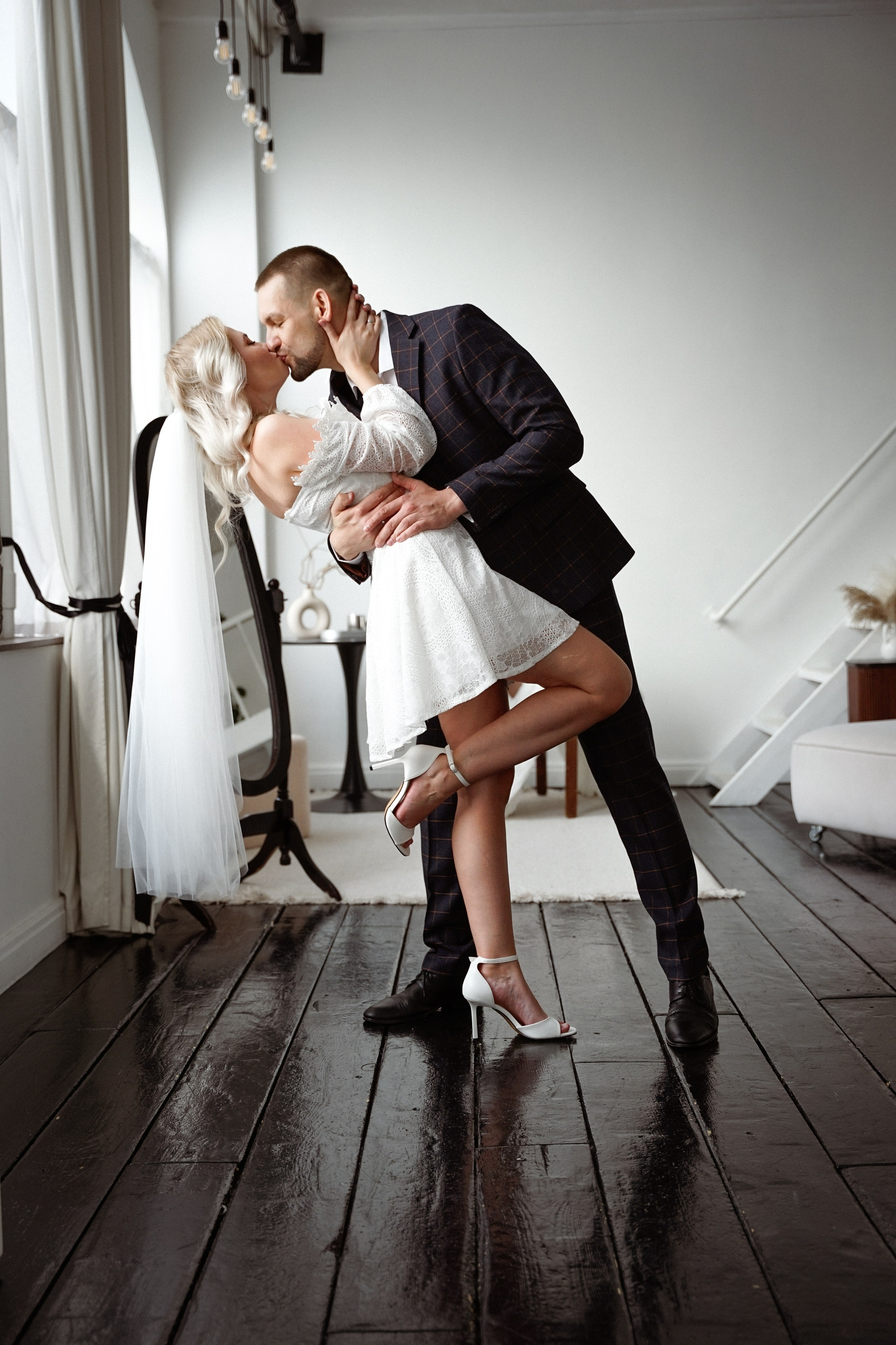 Свадебная фотосессия в студии с темным полом