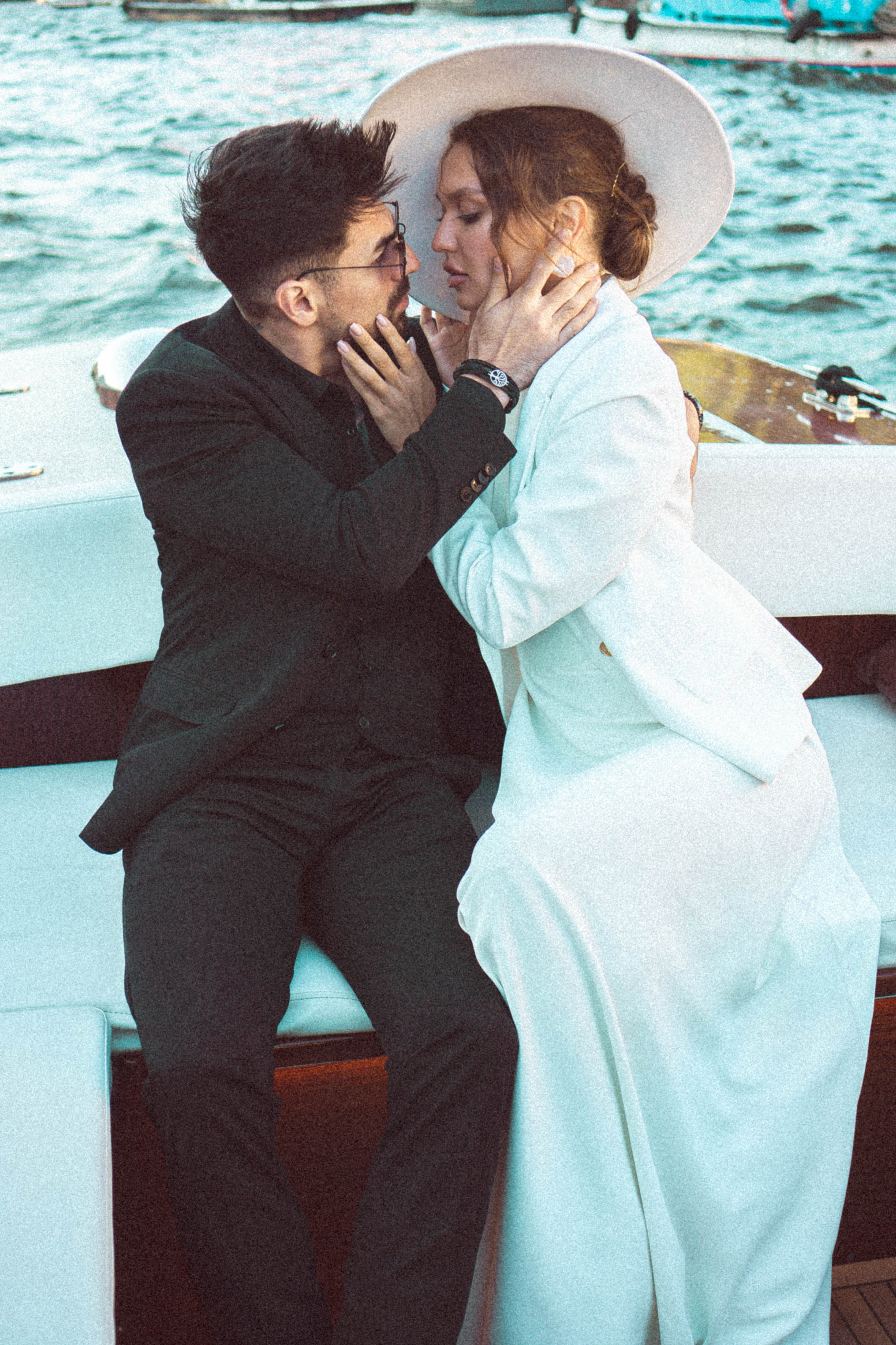 СВАДЕНБНАЯ СЬЕМКА НА КАТЕРЕ ПО КАНАЛАМ САНКТ-ПЕТЕРБУРГА И В АКВАТОРИИ НЕВЫ. Профессиональный фотограф, Санкт-Петербург — Виктория Богомолова