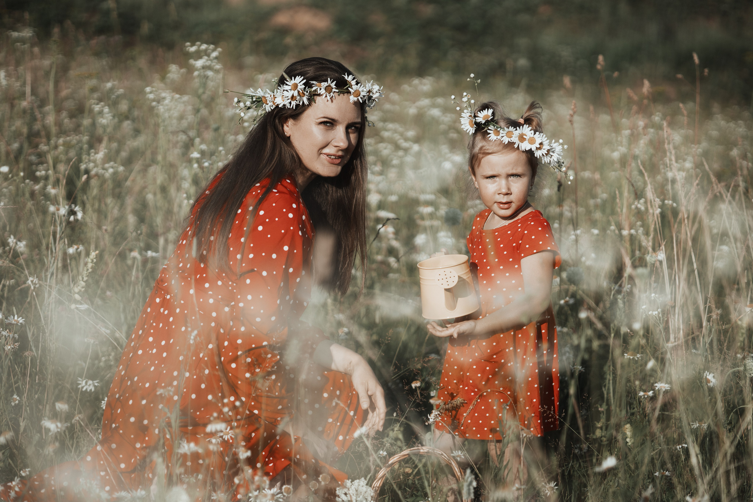 Мама и дочка в ромашковом поле. Фотограф в Москве Мухина Ирина