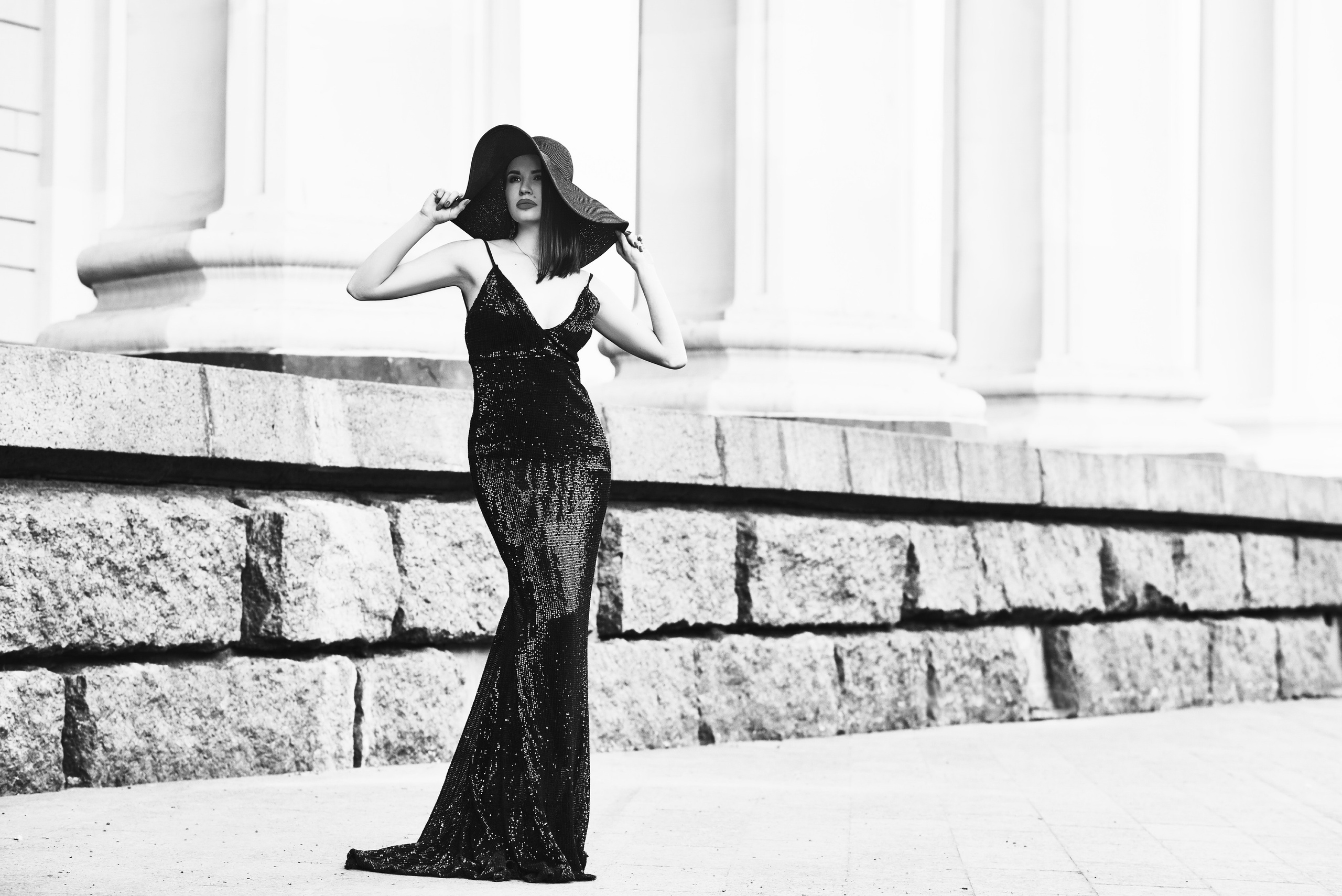 Ретро фотосессия чб женщины в черном вечернем платье и черной шляпе с широкими полями