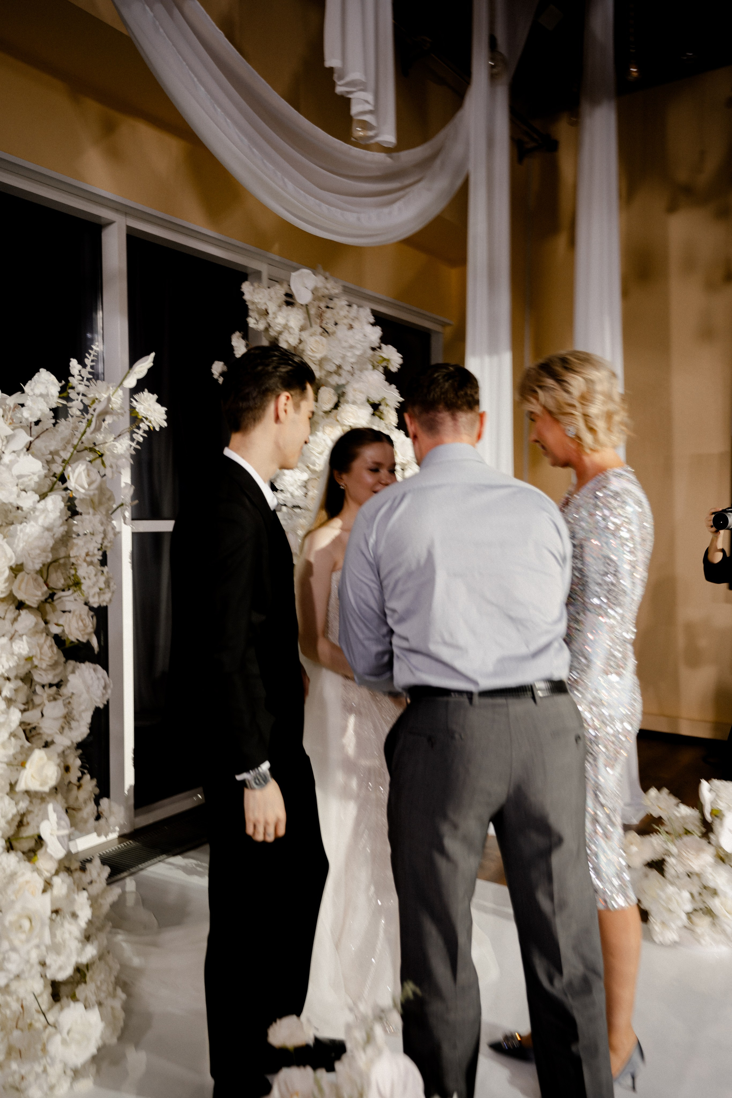 СВАДЕБНАЯ СЬЕМКА СБОРОВ В ОТЕЛЕ И ВЫЕЗД НА ЦЕРЕМОНИЮ (СНЯТО В СИБИРЕ В НИЖНЕВАРТОВСКЕ). Профессиональный фотограф, Санкт-Петербург — Виктория Богомолова