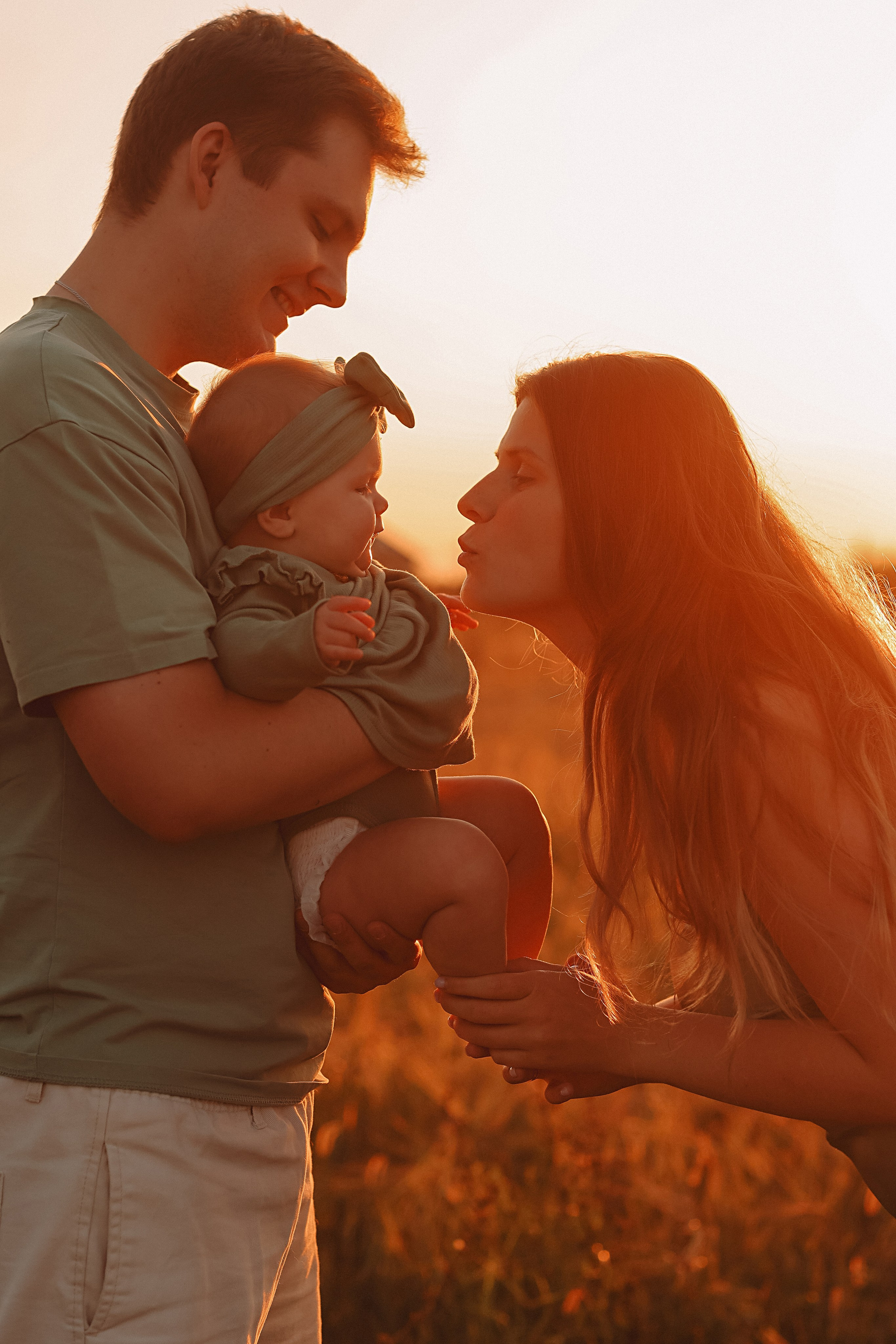Закатное поле семейная. Семейный фотограф Тюмень, фотограф на роды Салмина Мария
