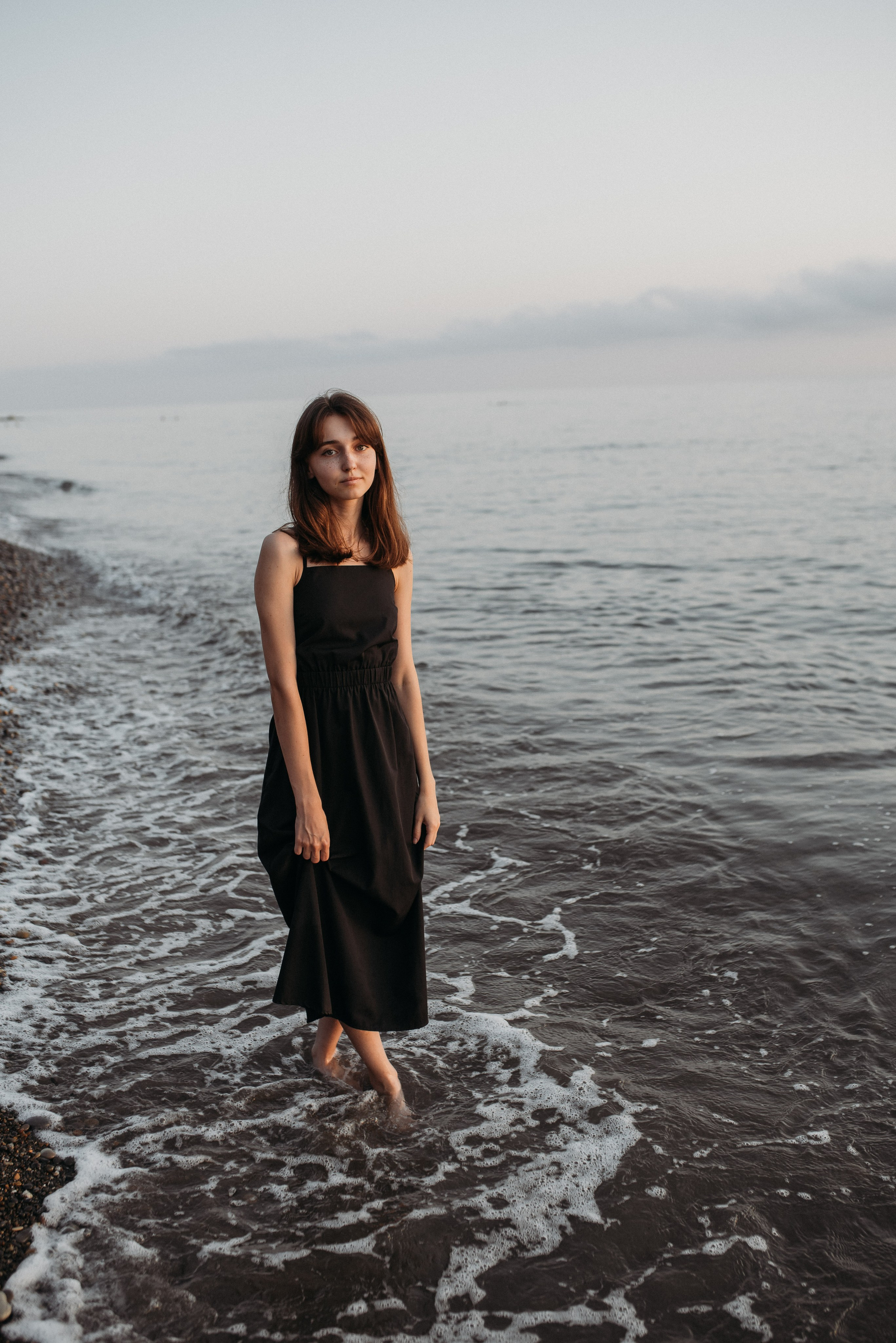 Семейная фотосессия мамы с дочками на берегу моря в Сочи Сириус Адлер. Фотограф в Сочи — Маргарита Поганова