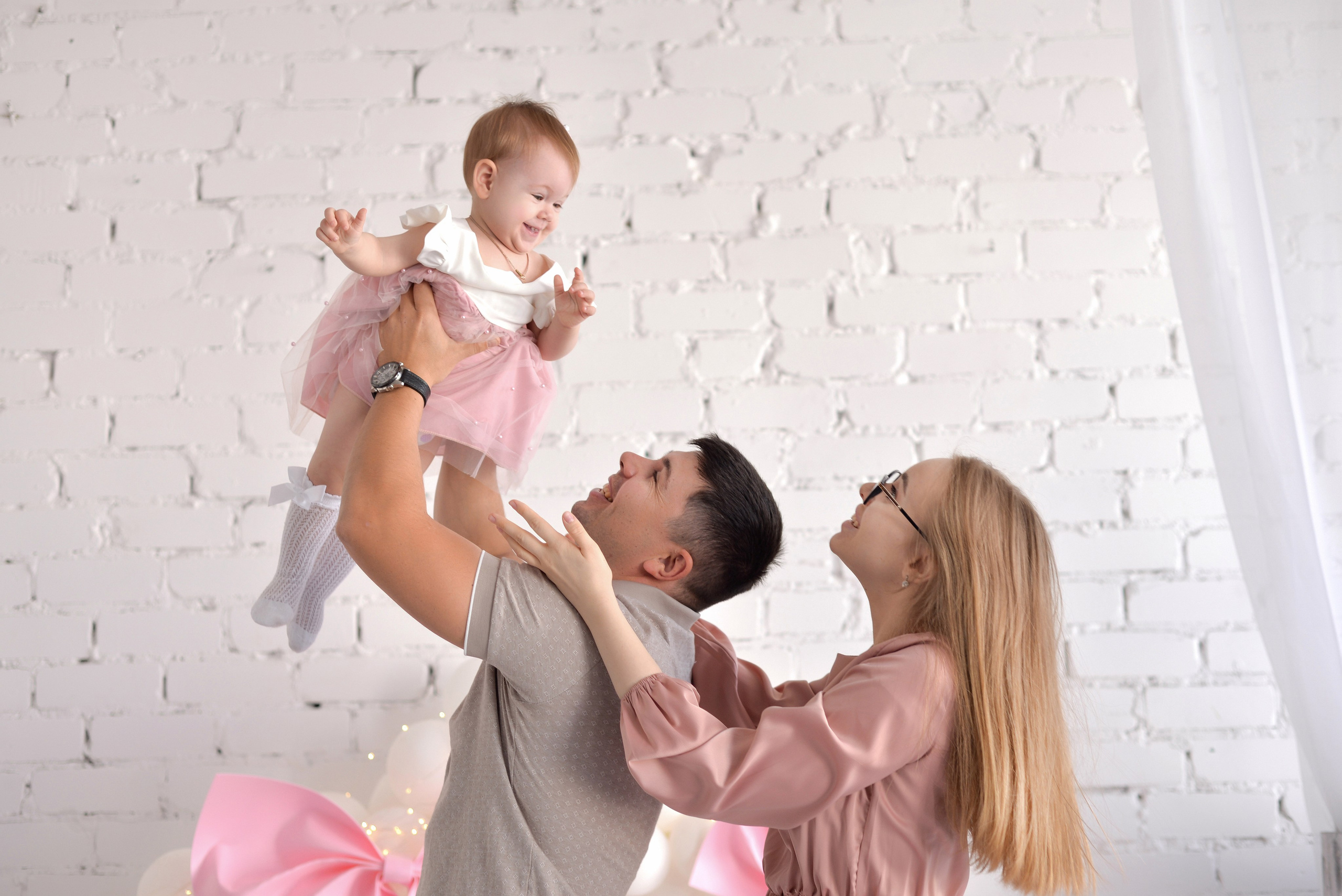 Ариана 1 годик с розовыми бантиками (Рита и Игорь родители). Семейный и свадебный фотограф Галина Абакумова, фотосессии в Белгороде