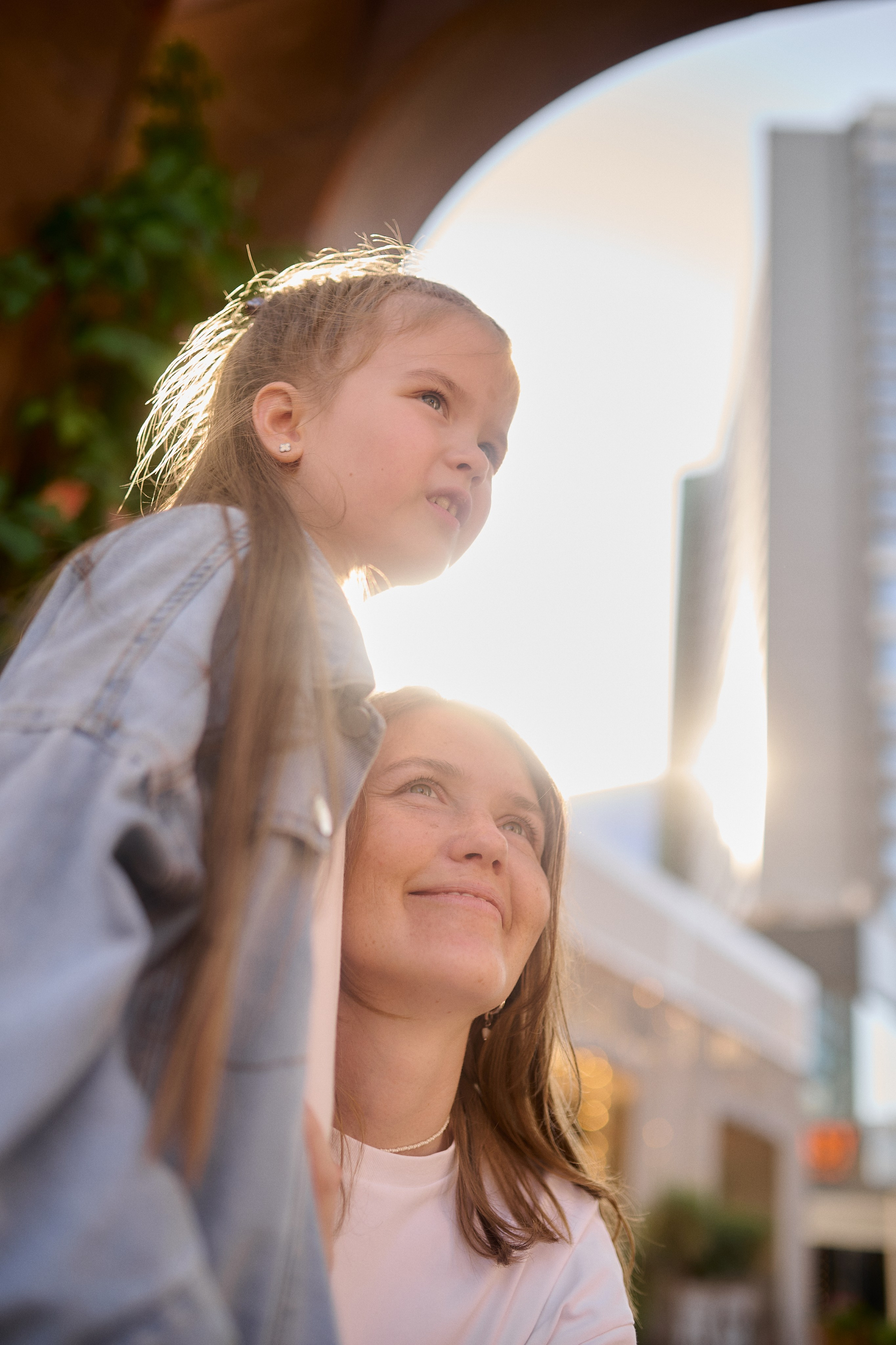 Катя и Ника. Прогулка по Новому Арбату. Семейный и свадебный lifestyle-фотограф в Москве Мария Петрова