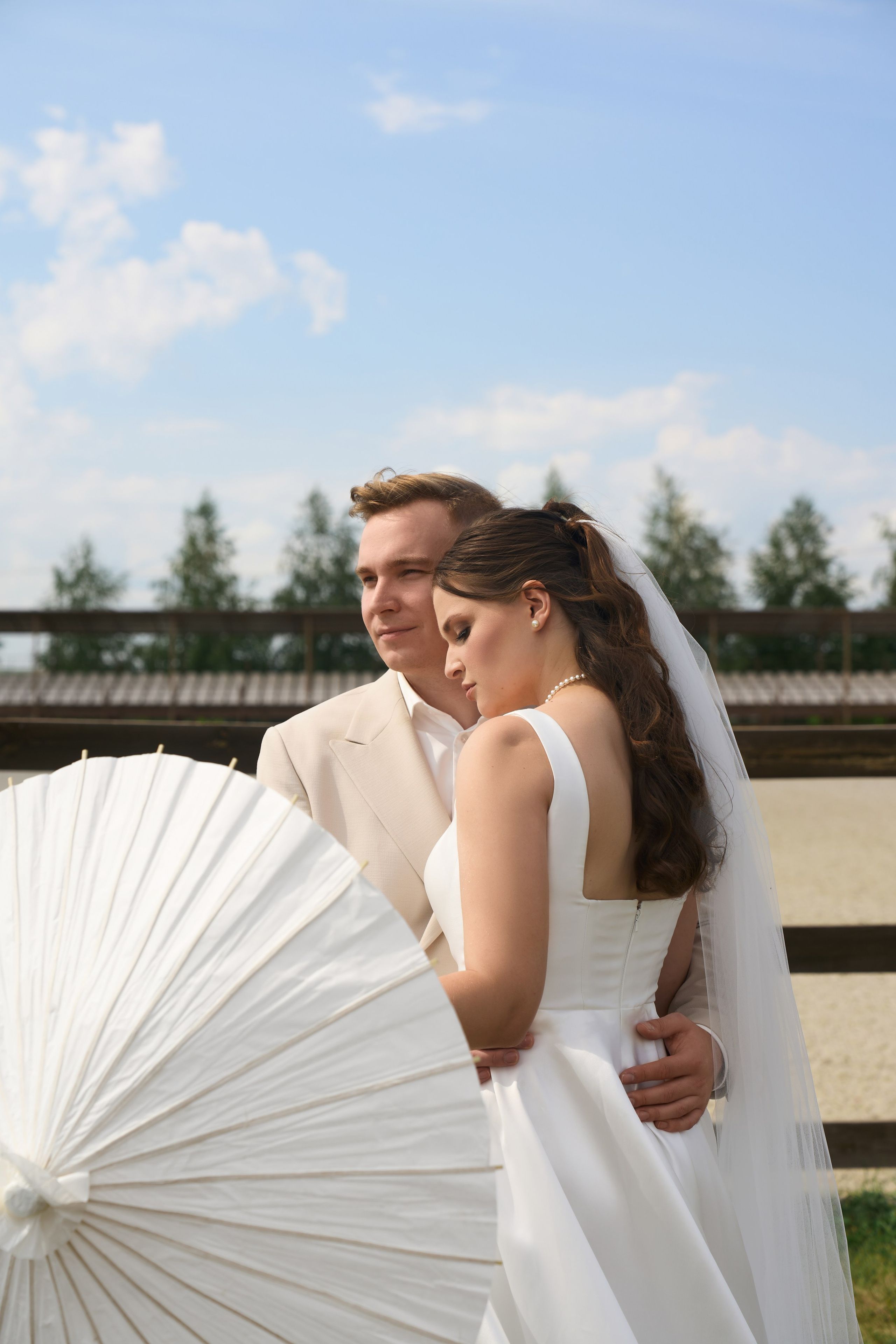 Свадебная фотосессия в «Гермесе» с белым моно-декором. Свадебный и коммерческий фотограф |Саратов Москва|