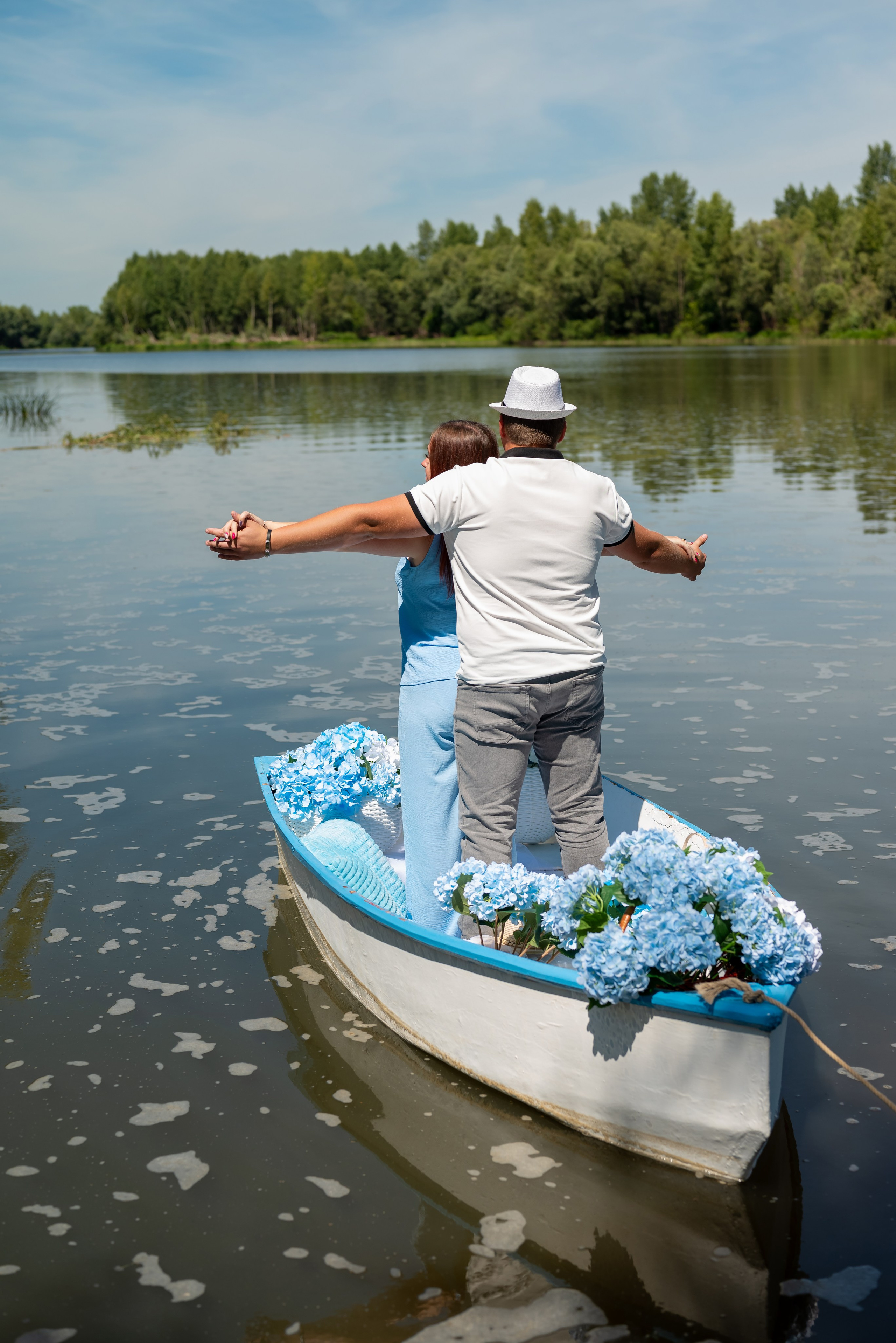 Фотопроект на лодке с голубыми гортензиями. Фотограф в городе Салават