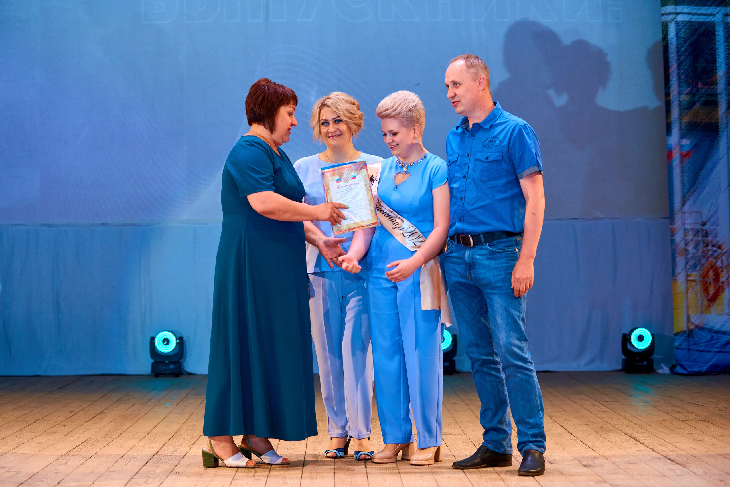 Вручение аттестатов 2023. 11 класс. Childrenfoto.ru