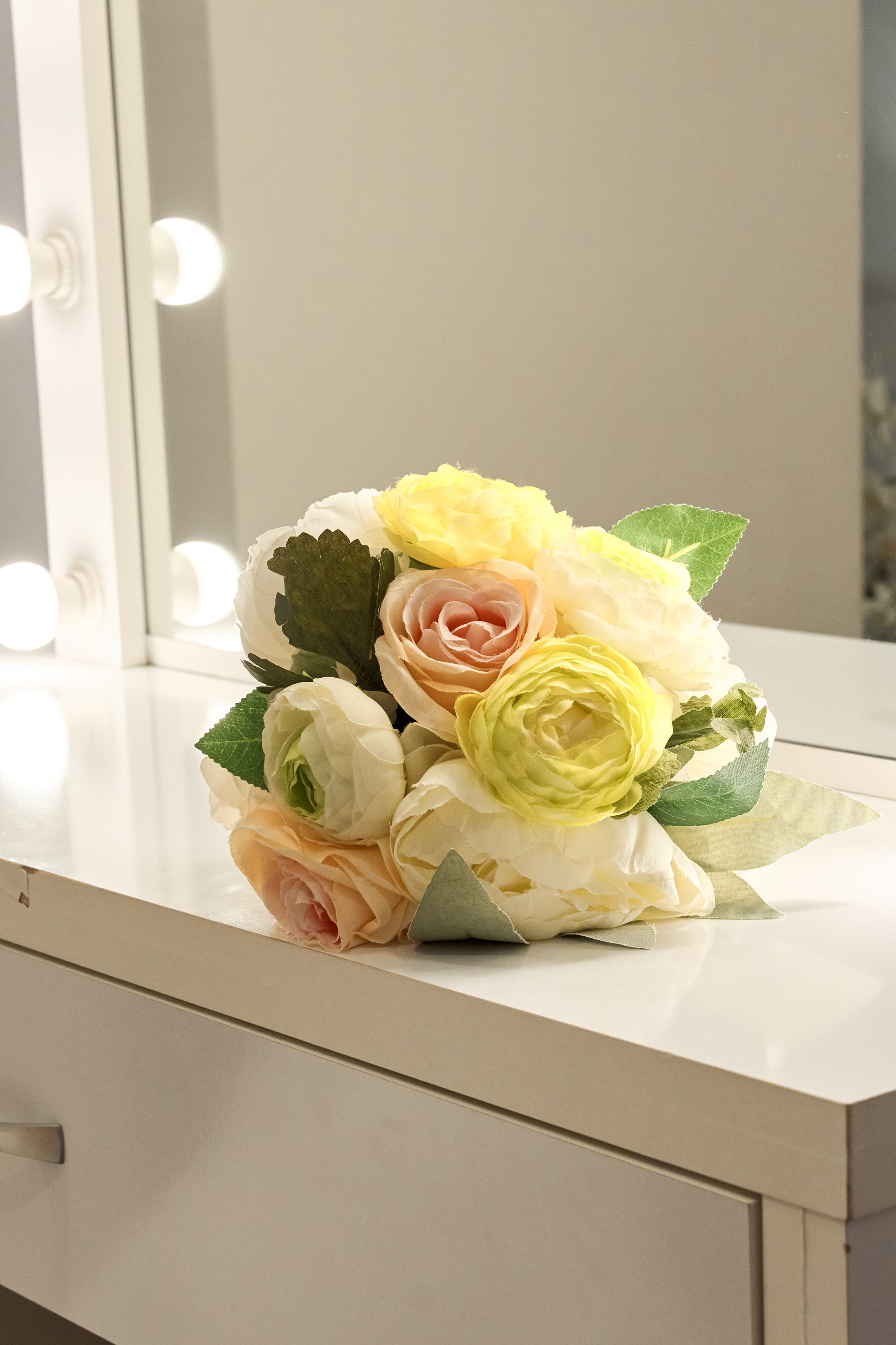 букет невесты крупным планом в комнате жениха и невесты