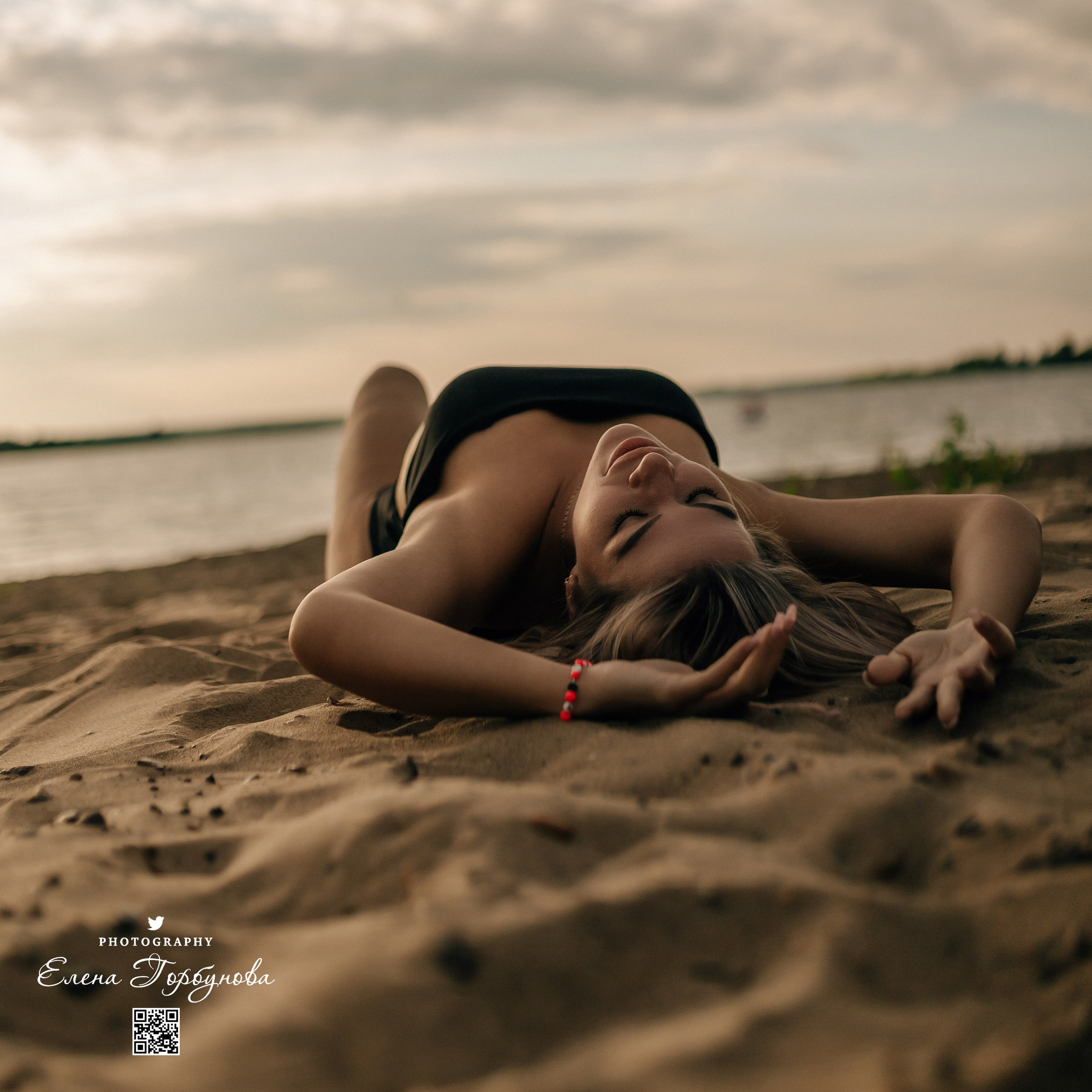 Черная серия с тканью. Набережная. Александра и Таисия. Июль 2025 г. Фотограф Пермь. Свадьбы. Семья и дети, школа, д. сад. Фотокниги