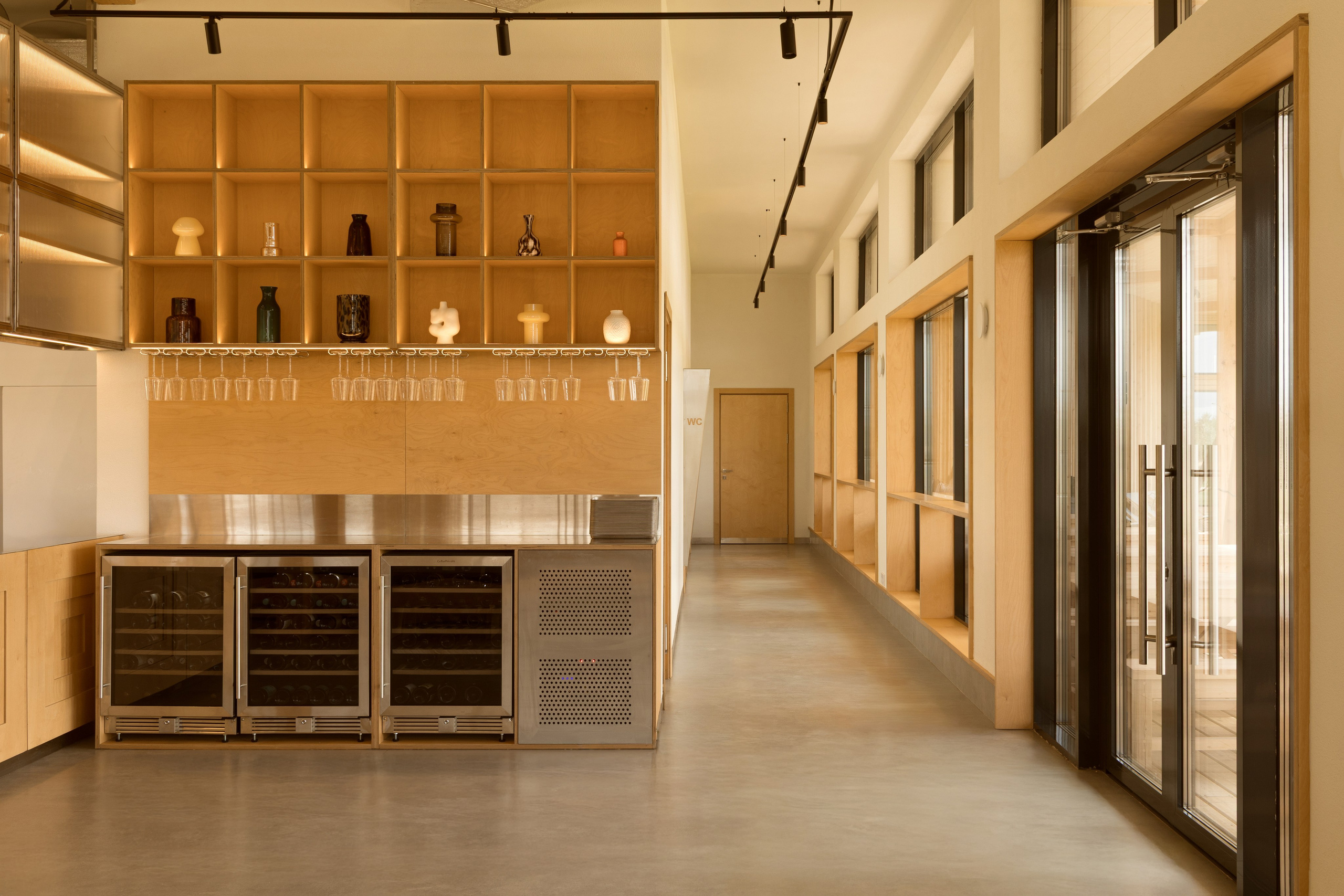 Модернистское кафе-пиццерия на природе: проект FruitDesign с акцентом на созерцание. Интерьерный фотограф в Нижнем Новгороде и Москве Владимир Гудков