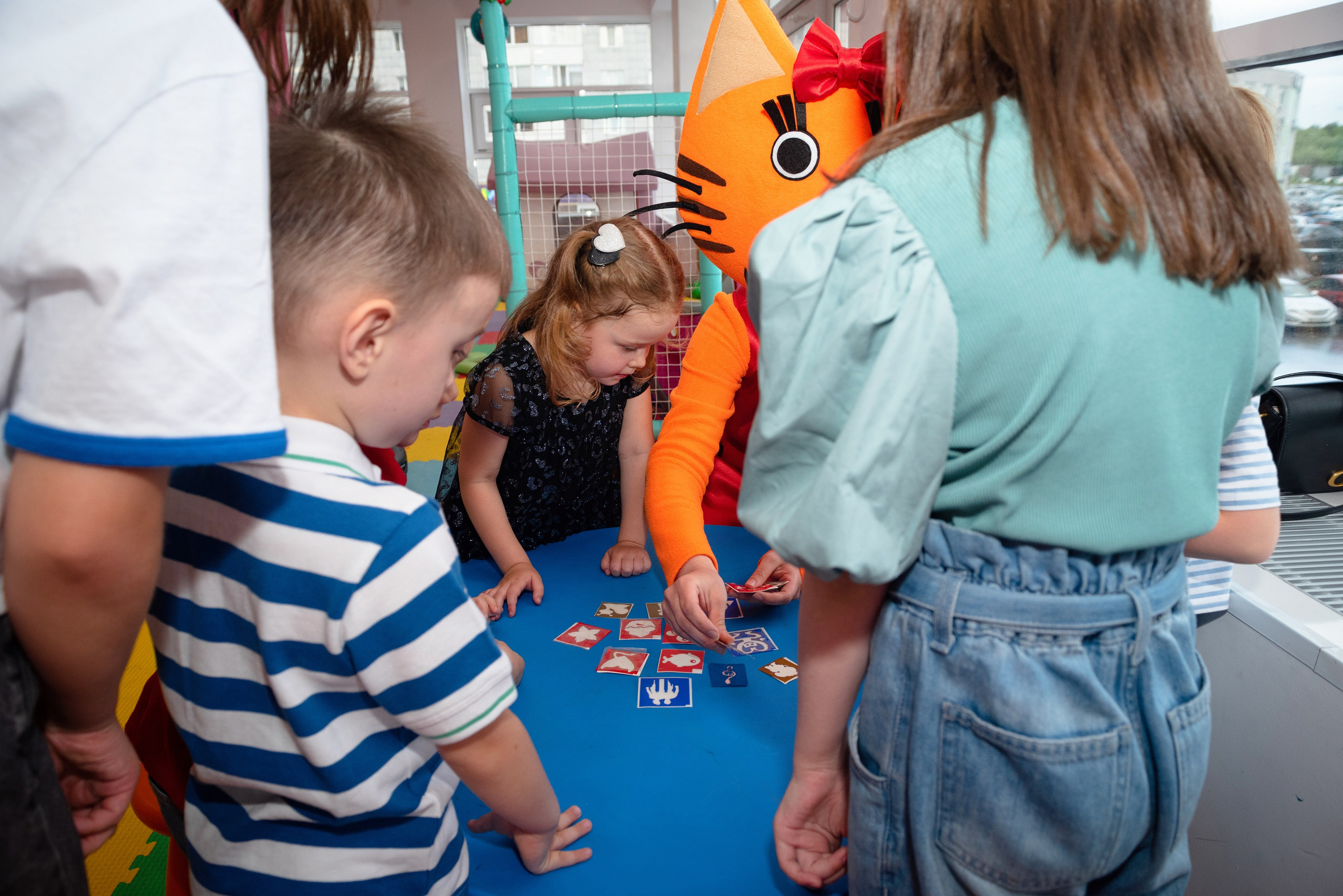 Фотографирует детский праздник в Сургуте/Нефтеюганске — весёлые моменты детей на дне рождения, яркие эмоции выпускников, динамичные кадры торжественных мероприятий.