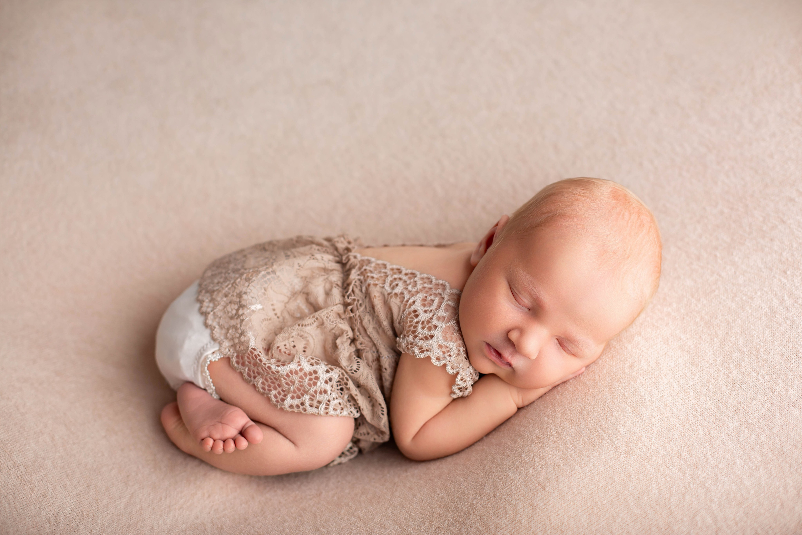 Фотографии новорожденных девочек. Семейный, детский фотограф в Великом Новгороде Юлия Федичева. Фотограф новорожденных