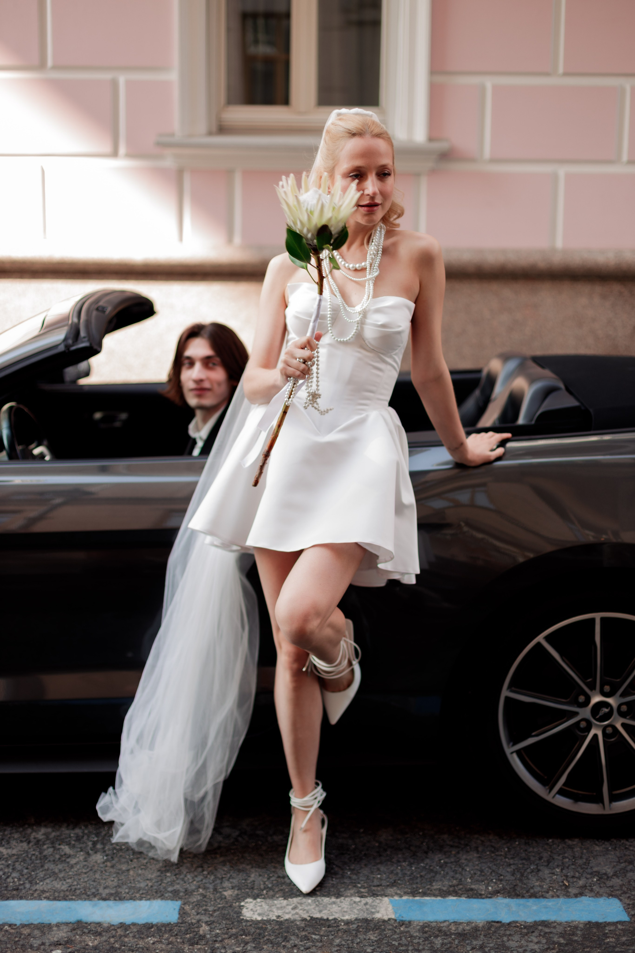 Свадебная фотосессия с автомобилем в центре Москвы, фотограф свадьбам Москва