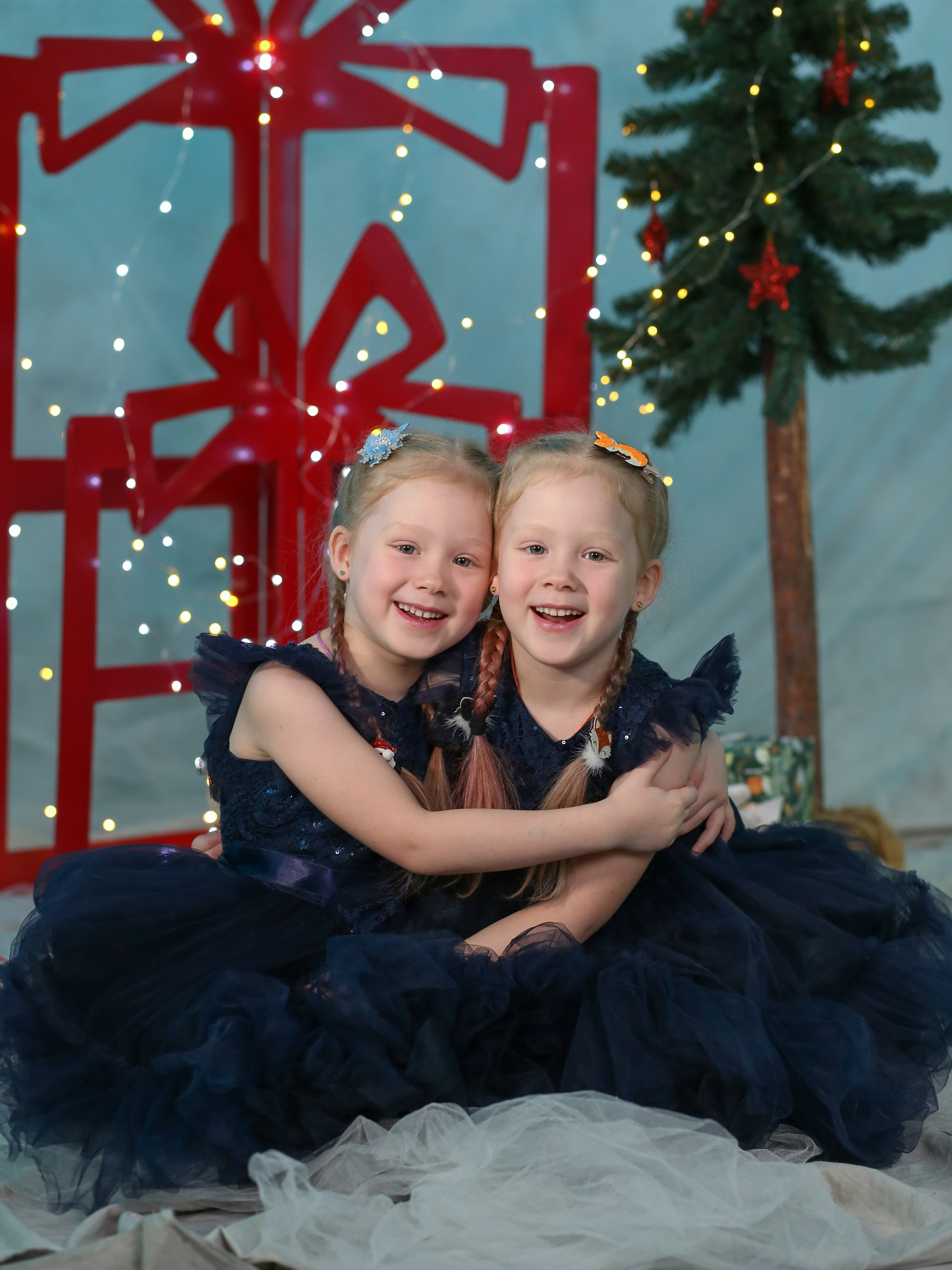 Общее фото в детском саду с выездным реквизитом в Тюмени. Выпускные альбомы в Тюмени для школ, садов, вузов спортивных секций