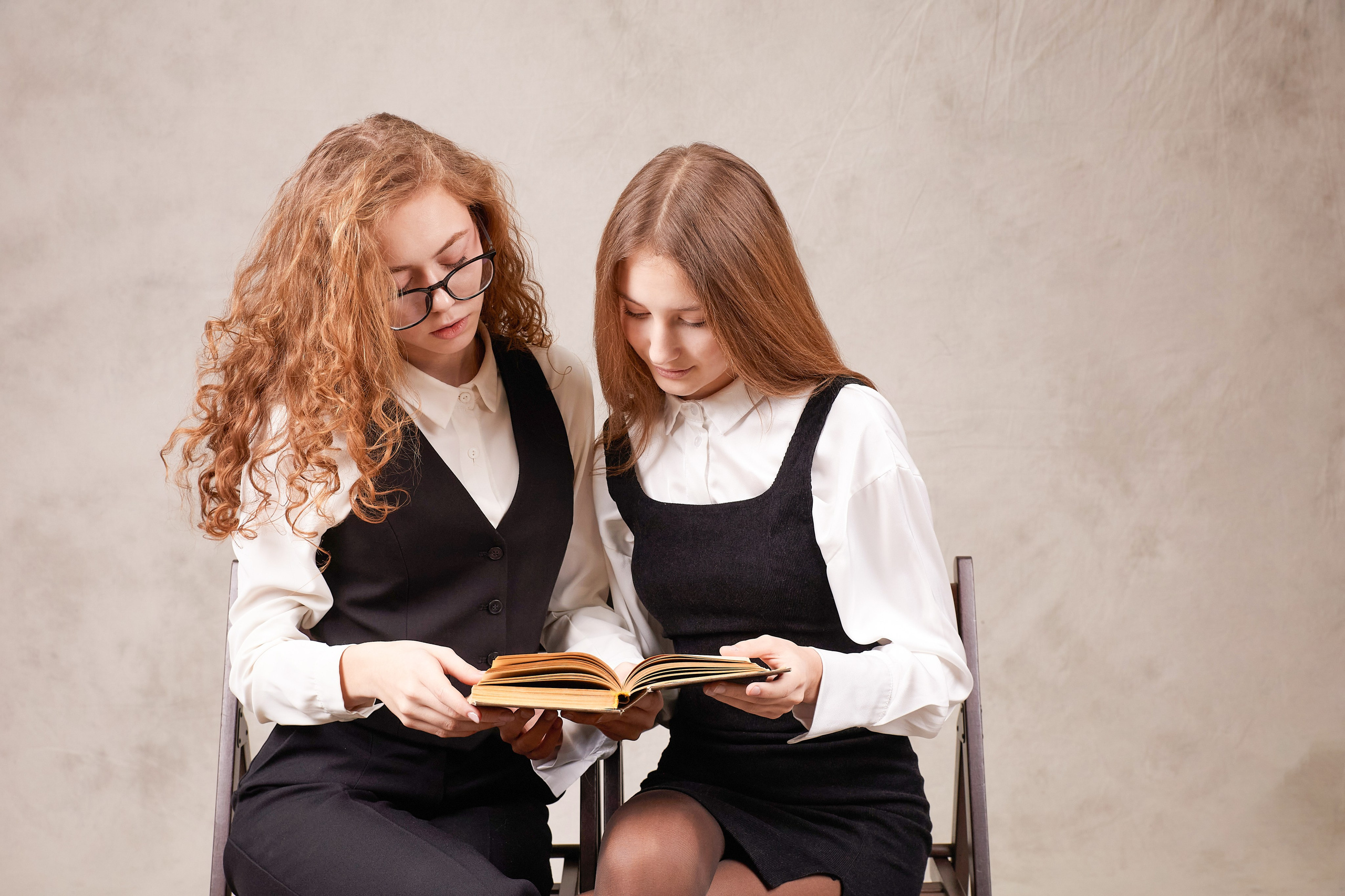 Стильный выпускной школьный альбом 9 и 11 класс «Классика» Тюмень. Выпускные альбомы в Тюмени для школ, садов, вузов спортивных секций