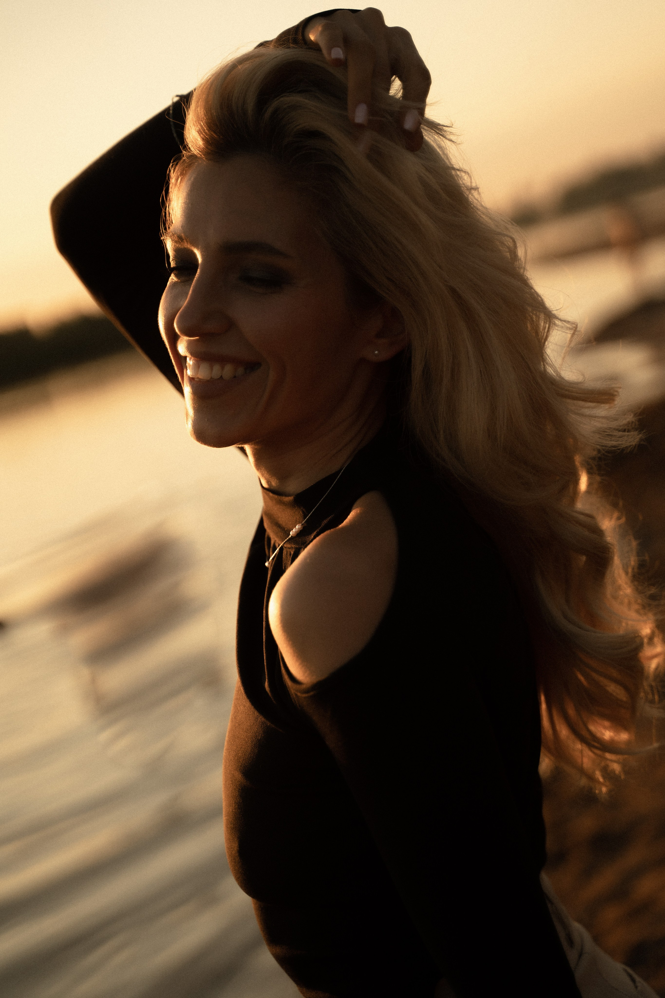 Девушки на берегу