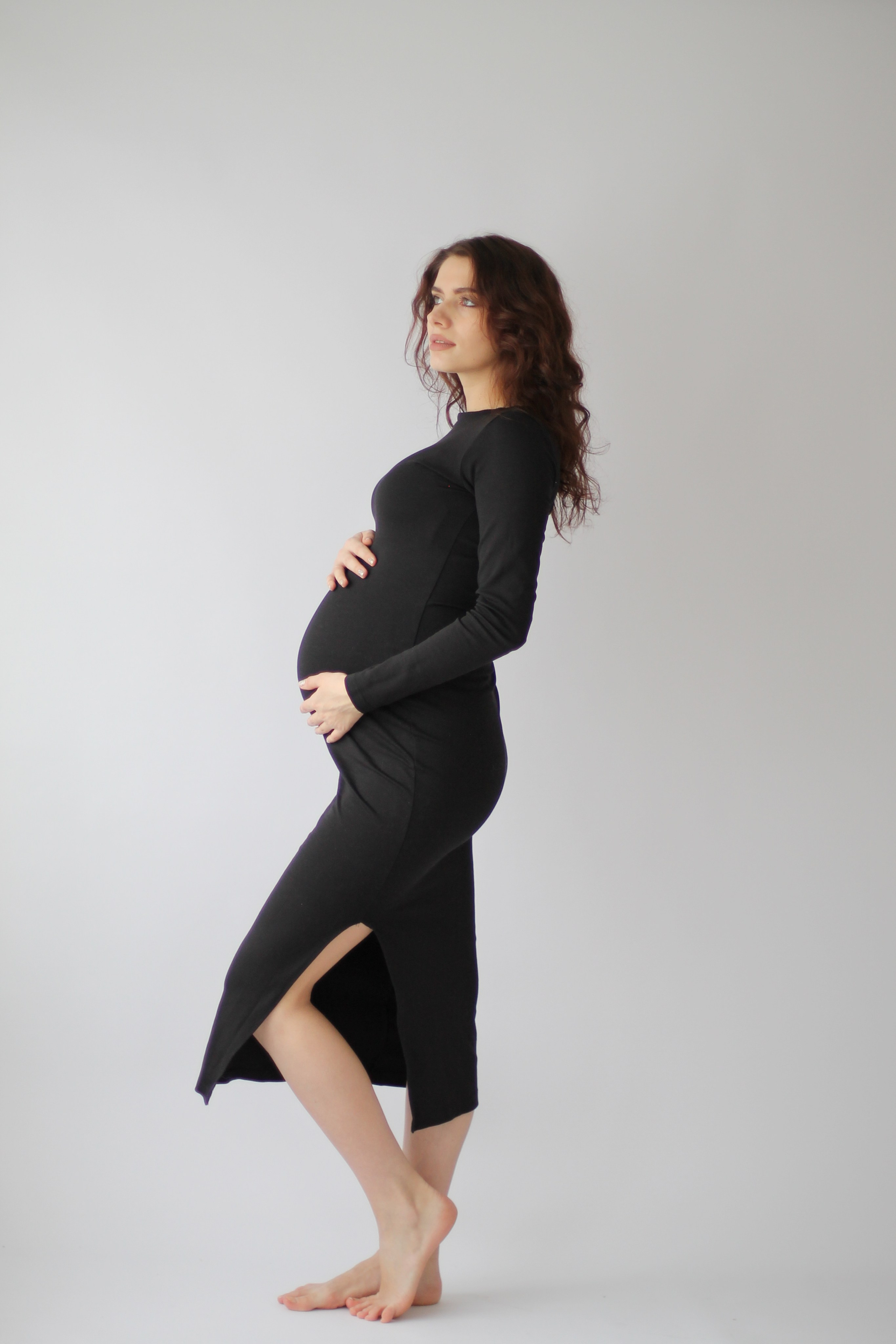 Фотосессия беременности, съёмка беременности в студии, беременная девушка в черном платье