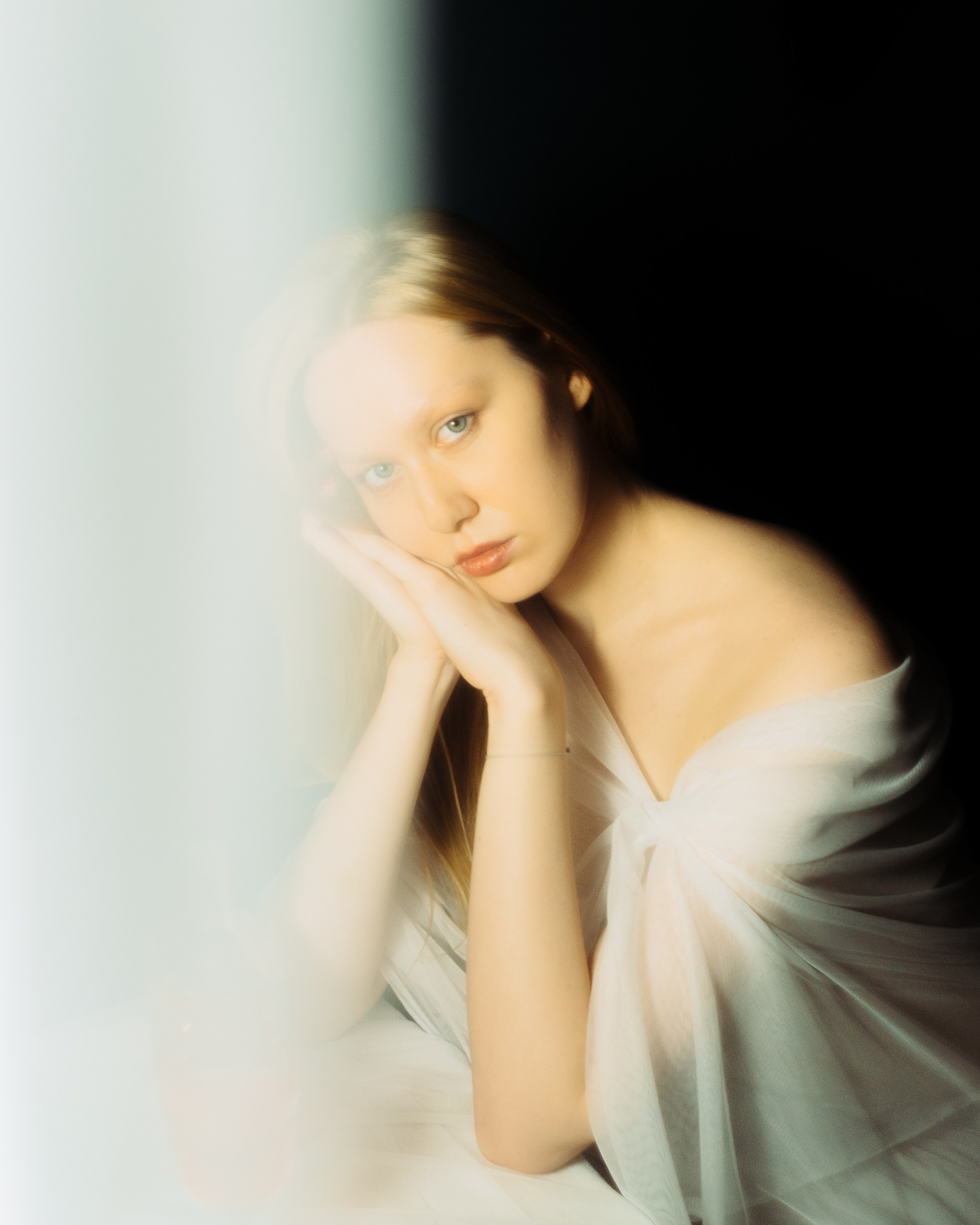 Художественная фотосессия девушки в белой ткани, мягкий расфокус и светлая дымка, авторский женский портрет в арт стиле