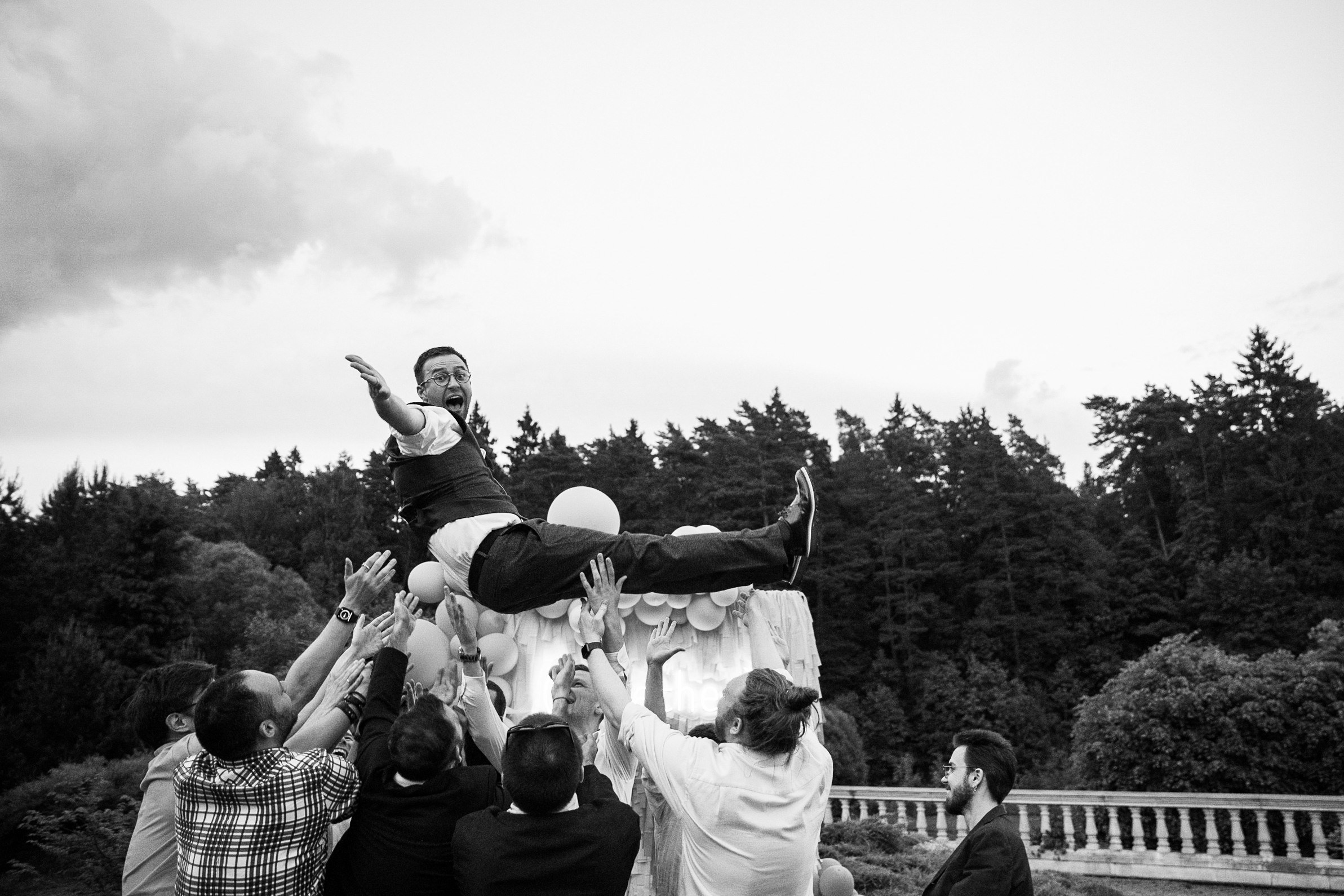 HOLDING_OUT_OF_THE_HERO. Wedding photographer in Europe
