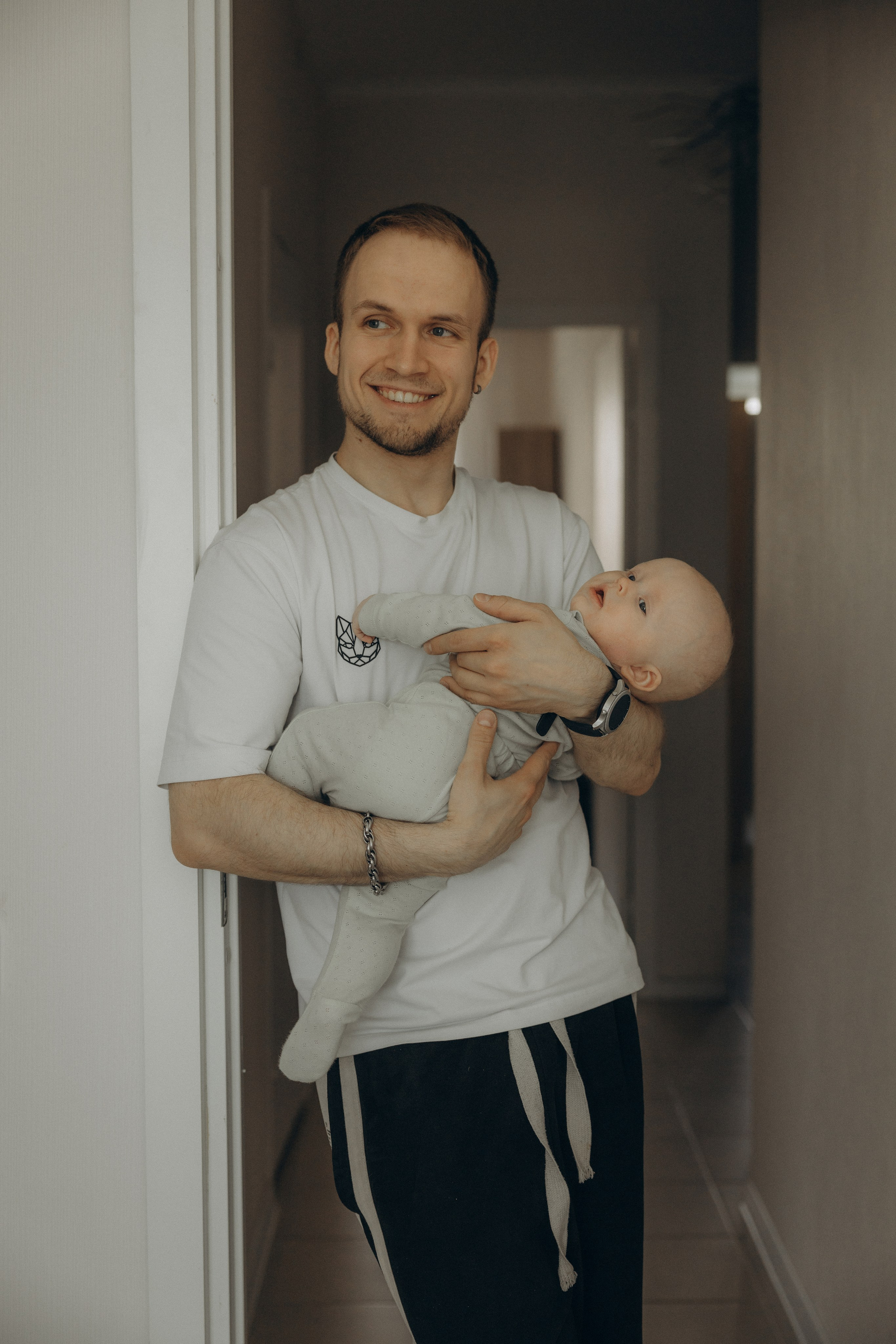 Папина забота: фото с новорождённым в уютной комнате