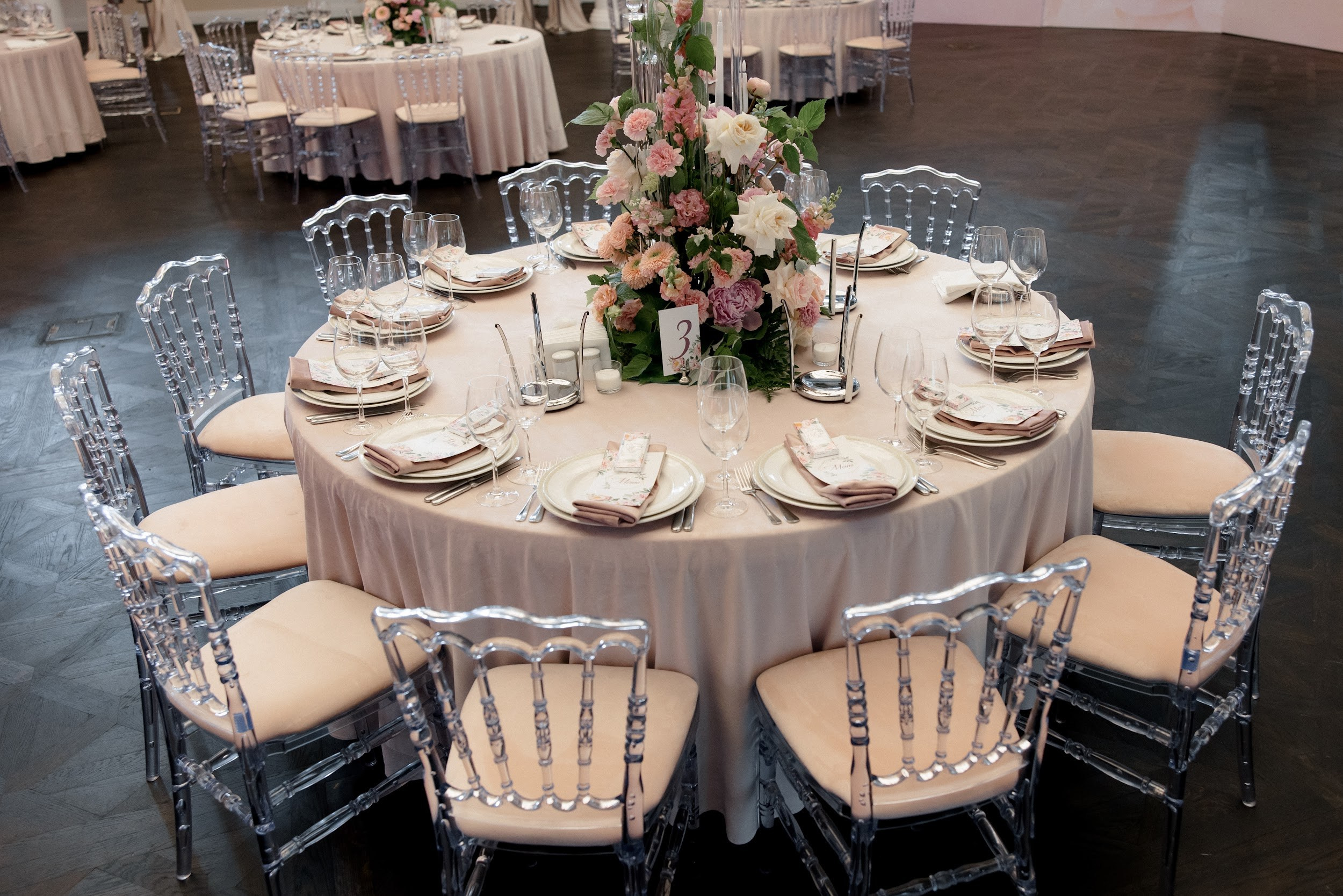 Декор гостевого стола в нежных тонах