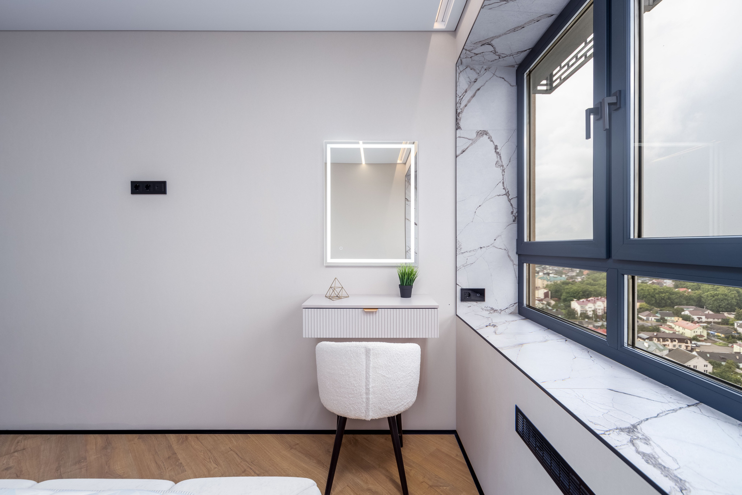 Интерьерная фотосъемка трехкомнатной квартиры - фото мастер-спальни: туалетный столик