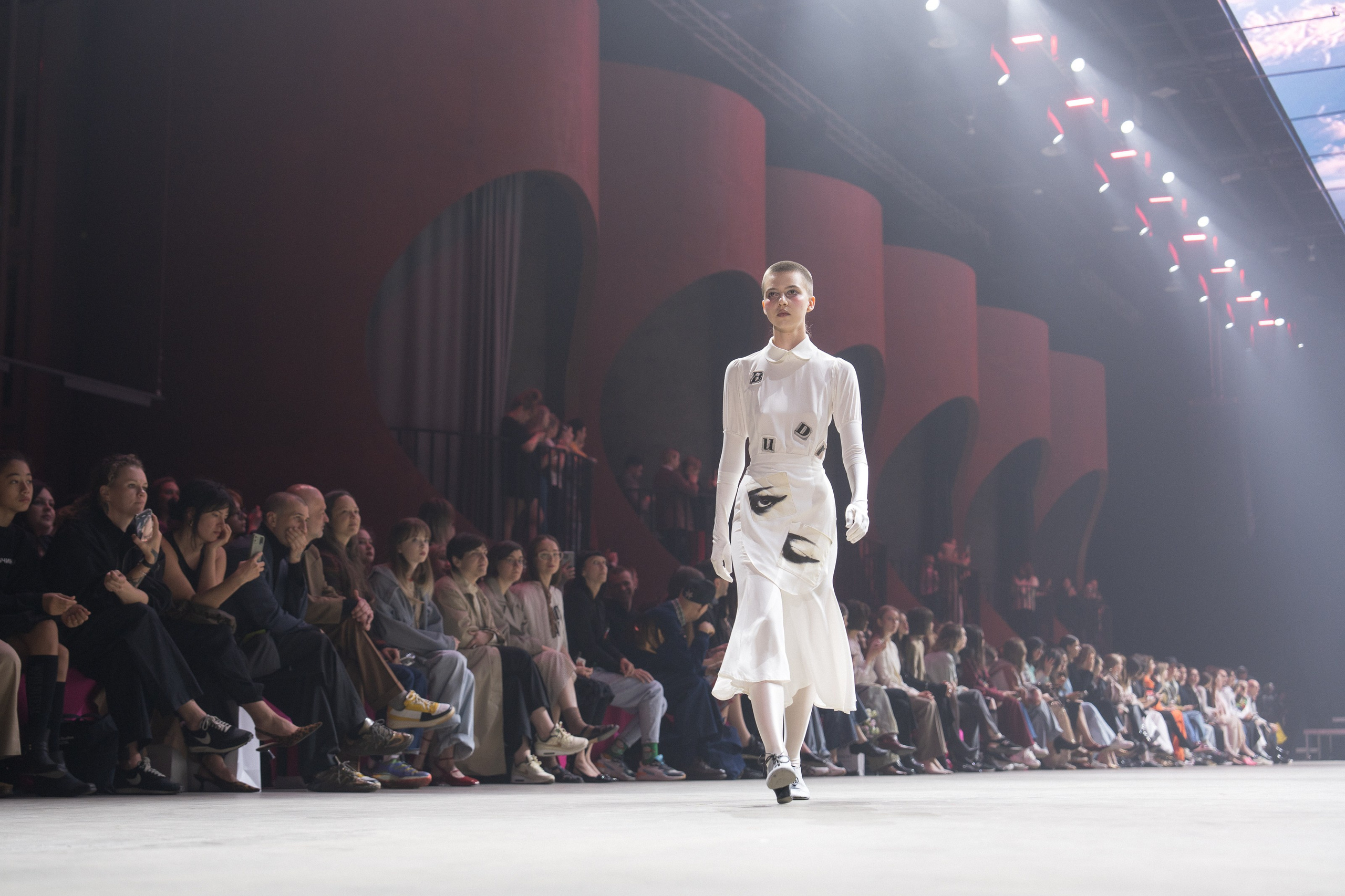 Показ Школы дизайна НИУ ВШЭ. Фотограф Николай Прокофьев модельные тесты в Москве