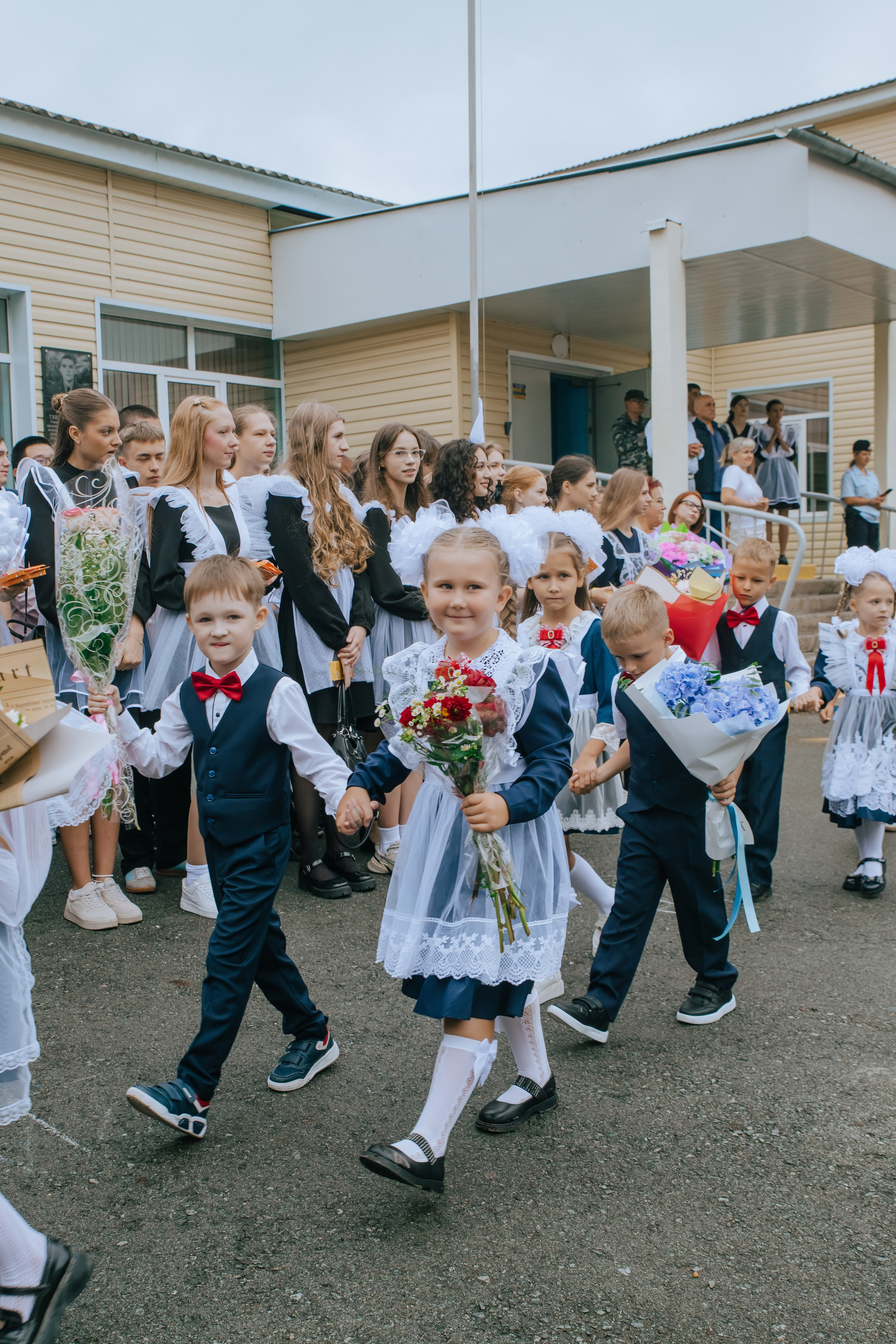 1в — школа 11 — 2025. Фотограф Ярмишко Дарья. Выпускные фотокниги