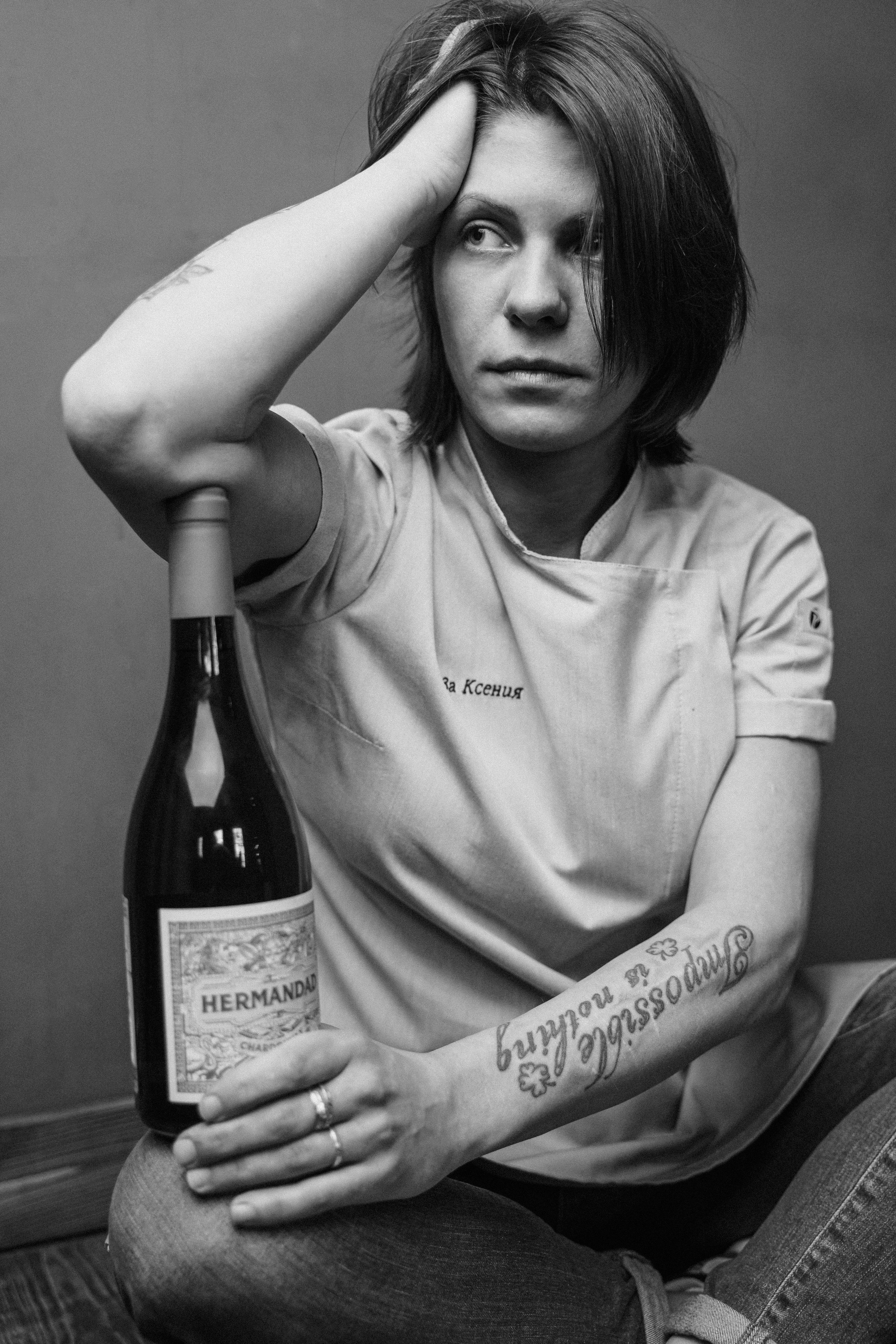 Профессиональный портрет управляющего винным рестораном в интерьере.