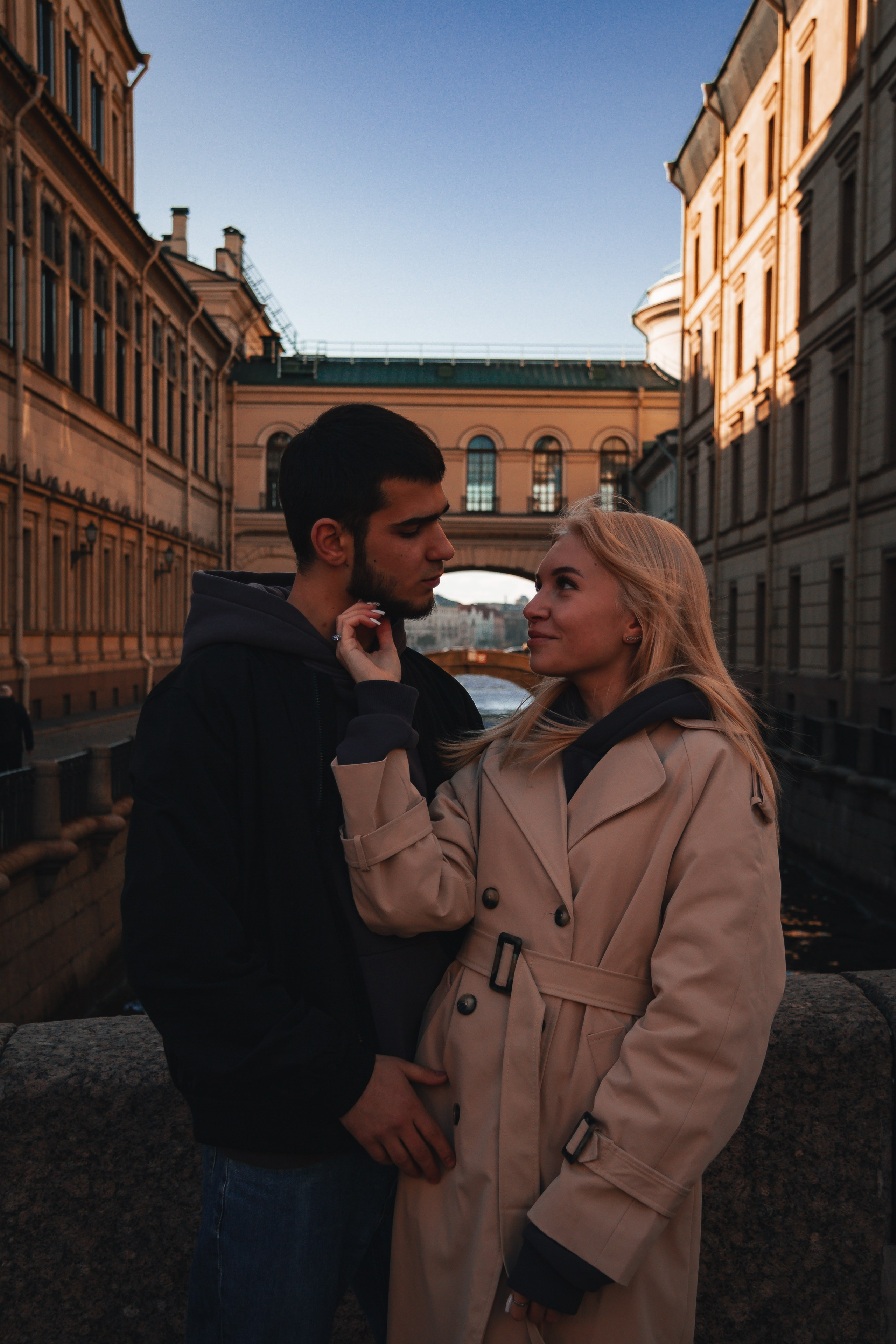 прогулка влюблённых по городу на закате 