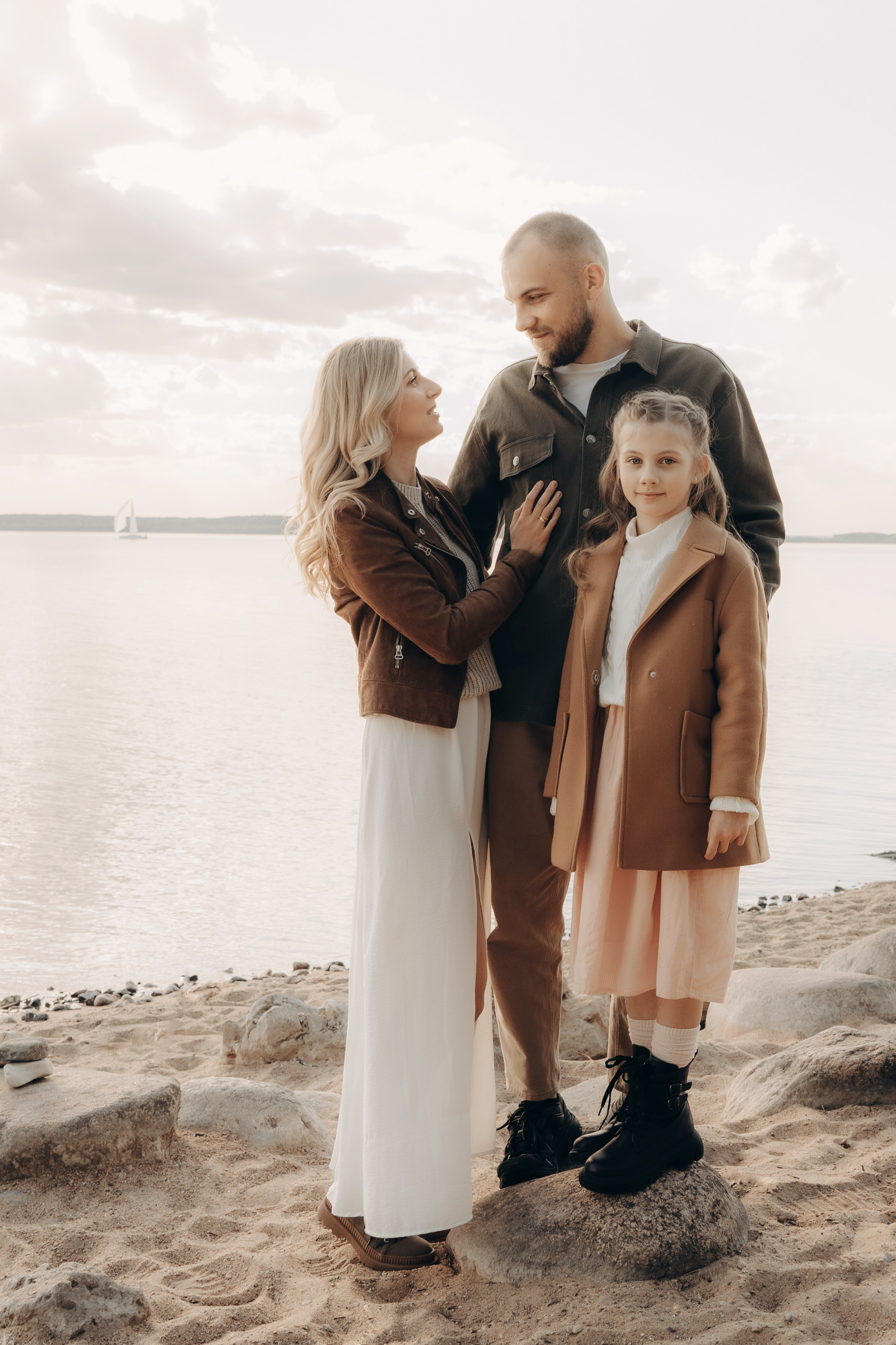 Весеннее тепло семьи на берегу Минского моря. Ваш семейный фотограф в Минске — Вика Трегубова